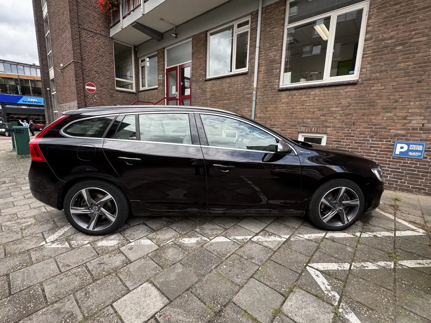 Volvo V60 2.4 D6 AWD hybrid pano full options export Zwart - 1