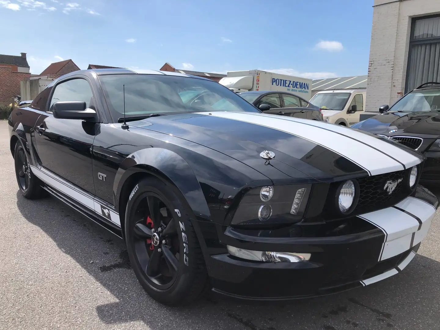 Ford Mustang GT Schwarz - 2