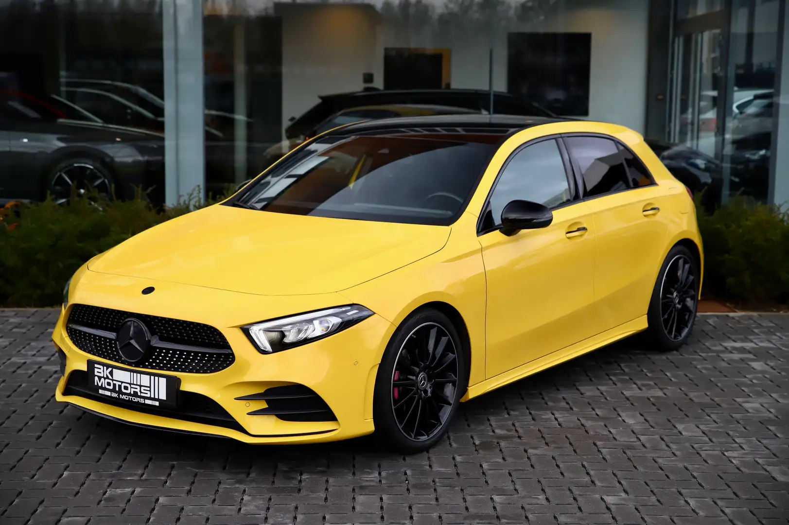 Mercedes-Benz A 180 7G-DCT AMG Line -LED-CAMERA-CARPLAY-CRUISE-AMBIANT Geel - 2