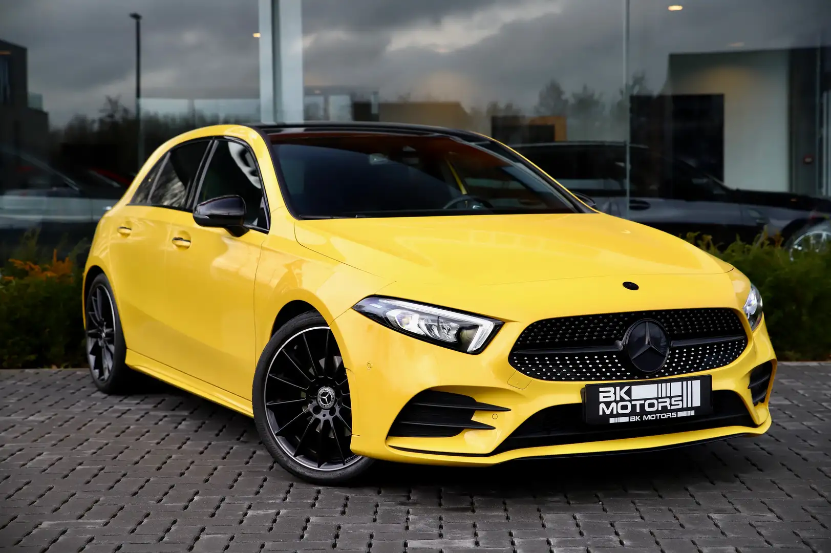 Mercedes-Benz A 180 7G-DCT AMG Line -LED-CAMERA-CARPLAY-CRUISE-AMBIANT Geel - 1