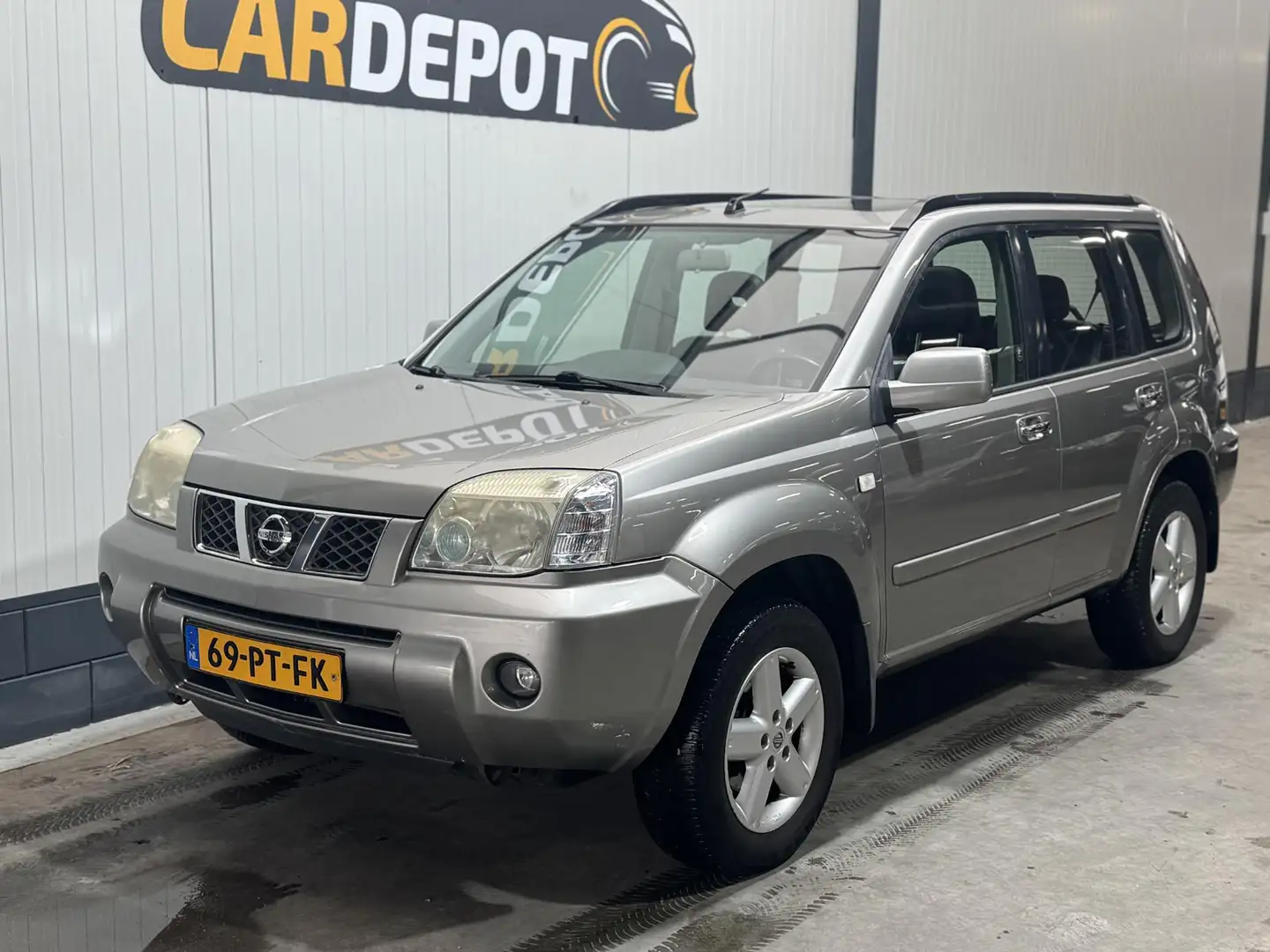 Nissan X-Trail 2.5 Sport Outdoor Grau - 1