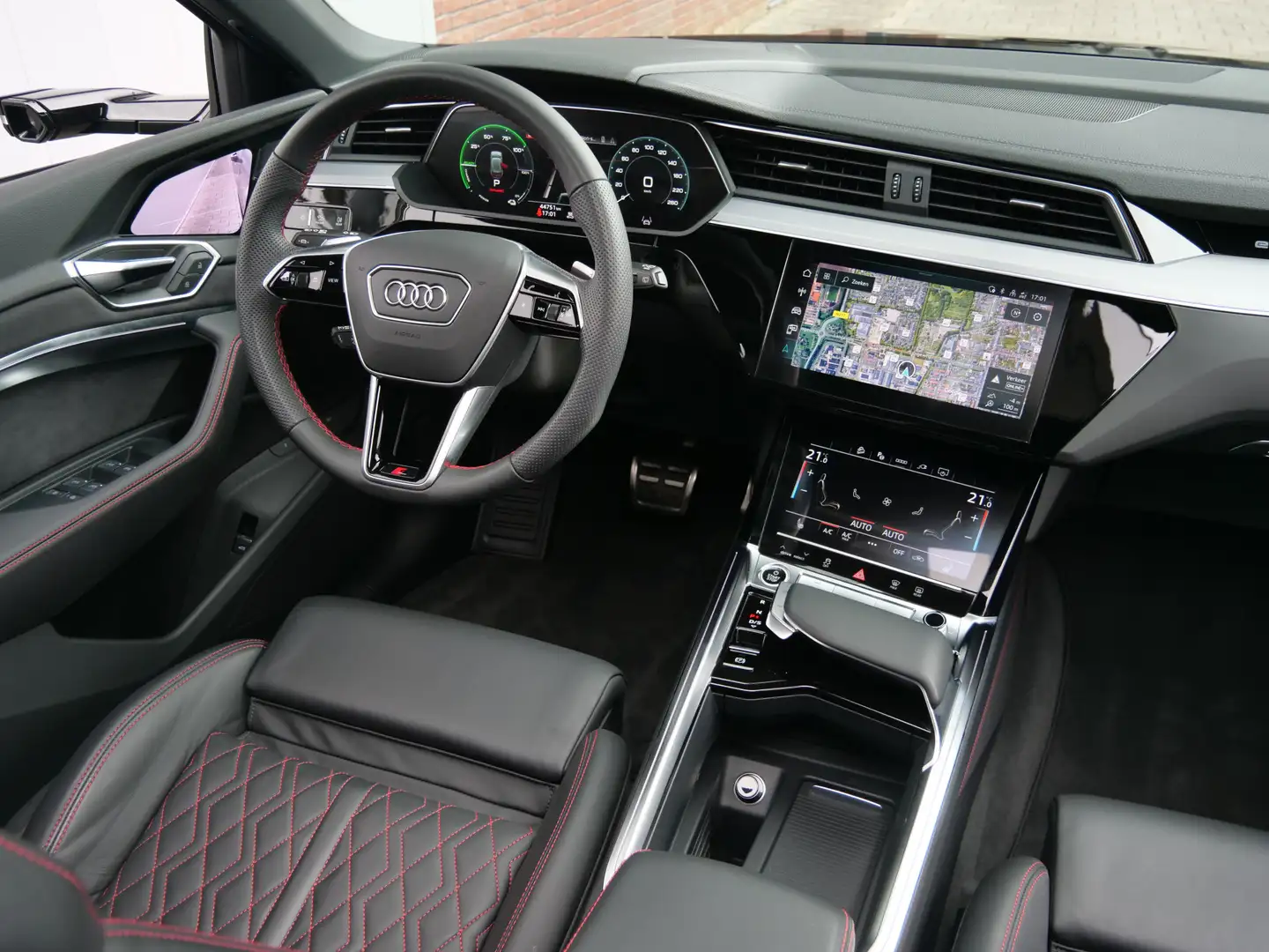 Audi Q8 e-tron 50 quattro 340pk S Edition 95 kWh 22 inch / RS-Sto Zwart - 2
