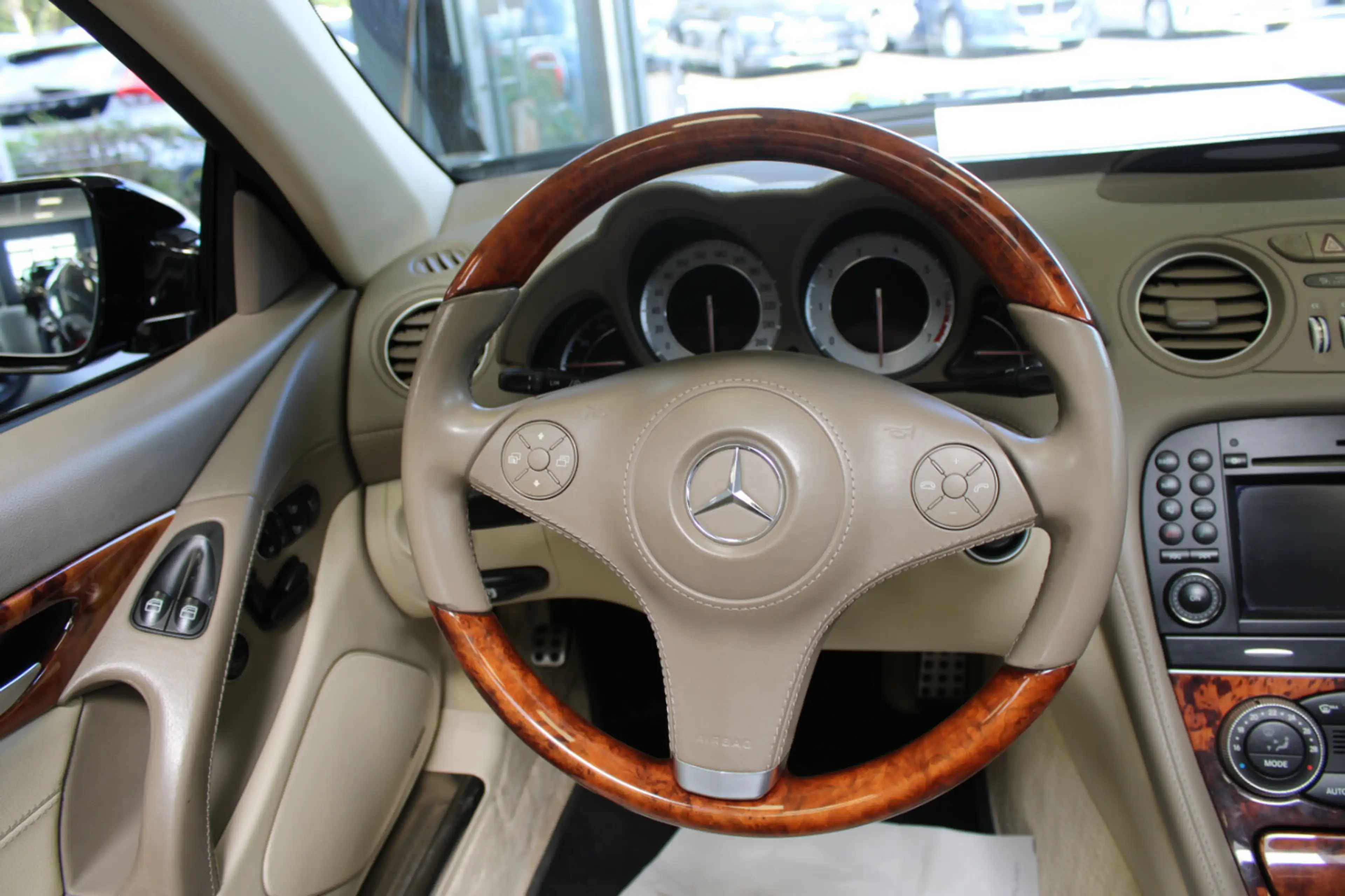 Mercedes-Benz SL 300 7G-TRONIC Cabrio — photo 10
