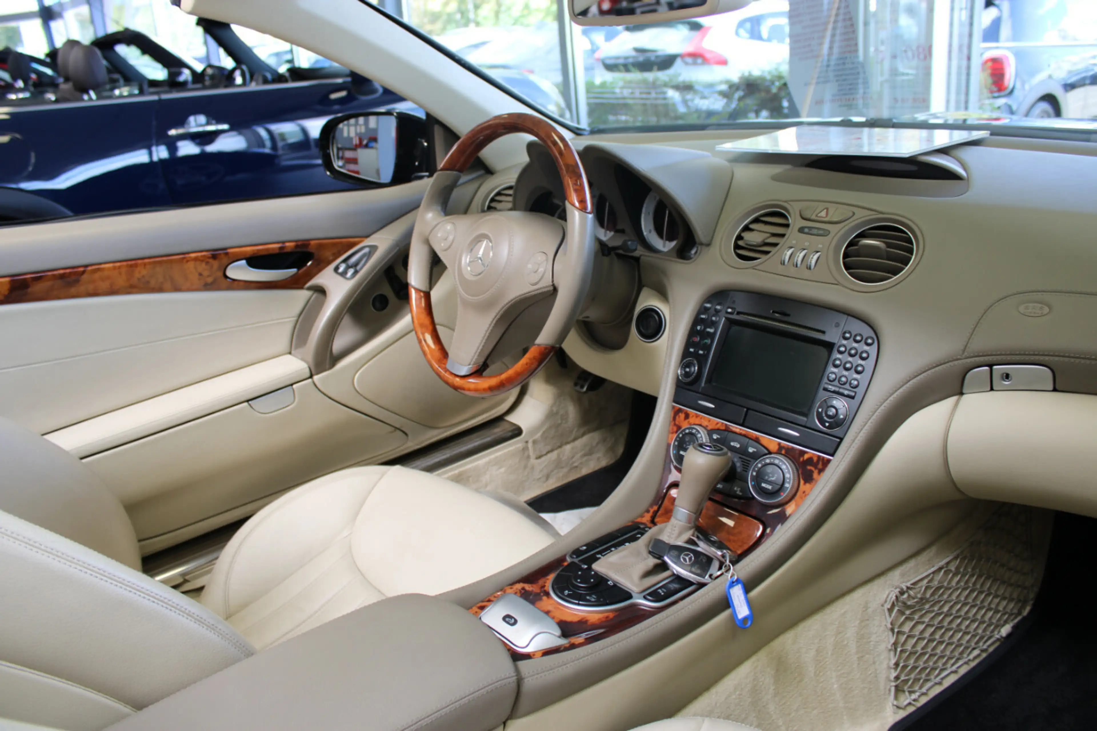 Mercedes-Benz SL 300 7G-TRONIC Cabrio — photo 9