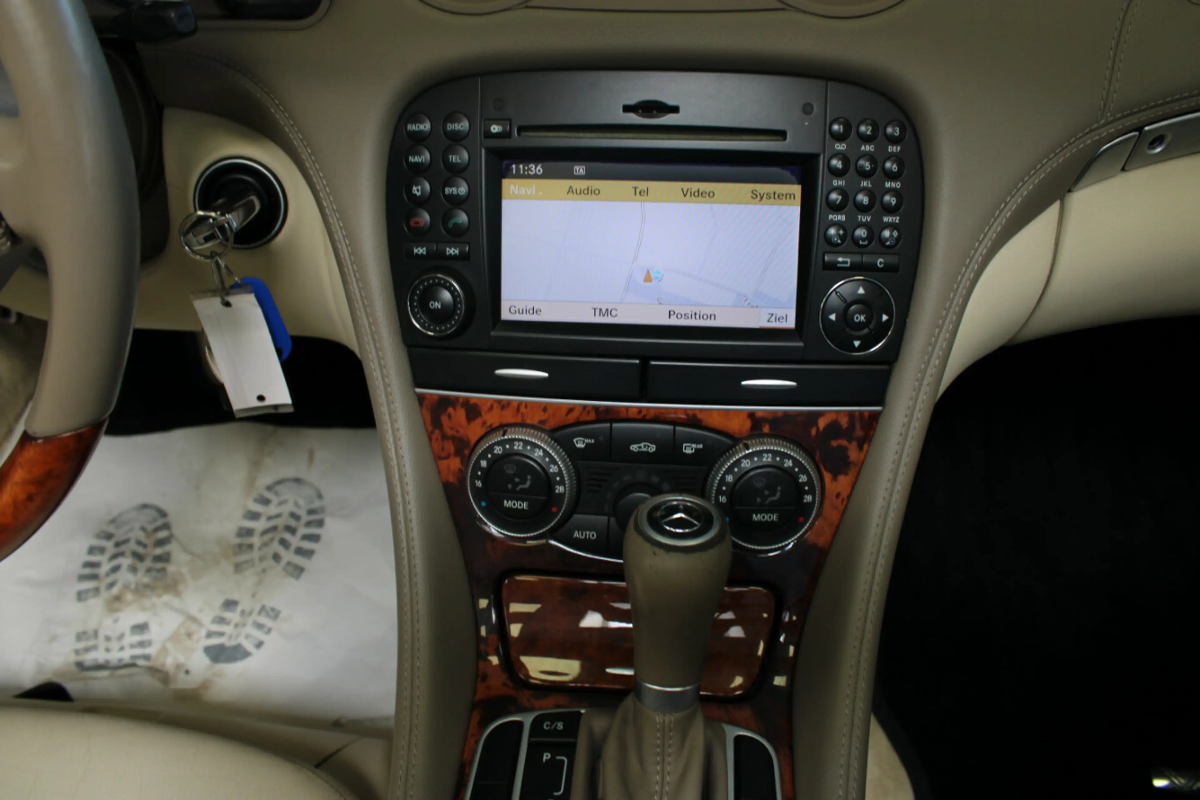 Mercedes-Benz SL 300 7G-TRONIC Cabrio — photo 11