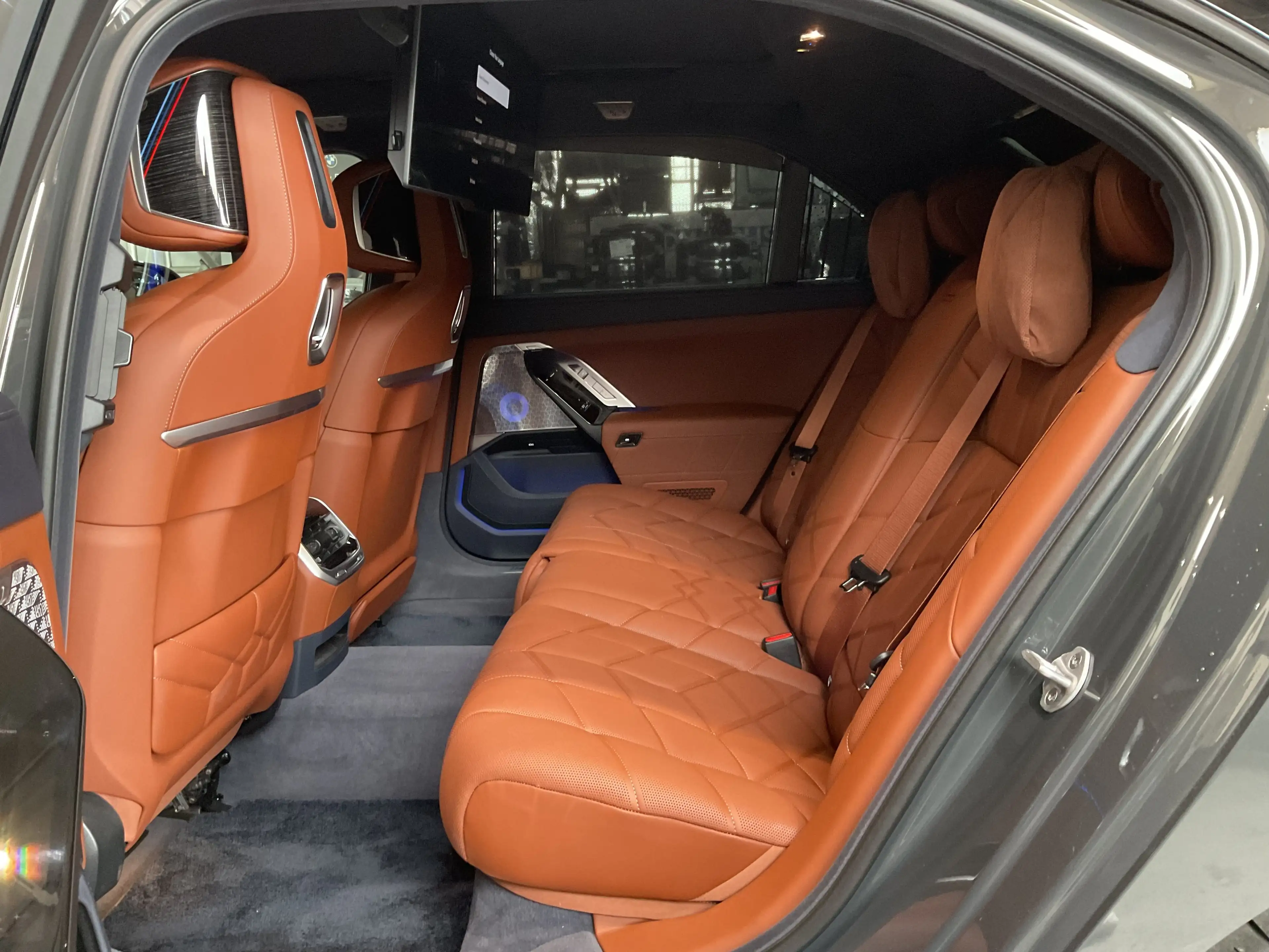 BMW i7 xDrive60 M Sportpaket, Glasdach Sky Lounge, Fond-E — photo 9