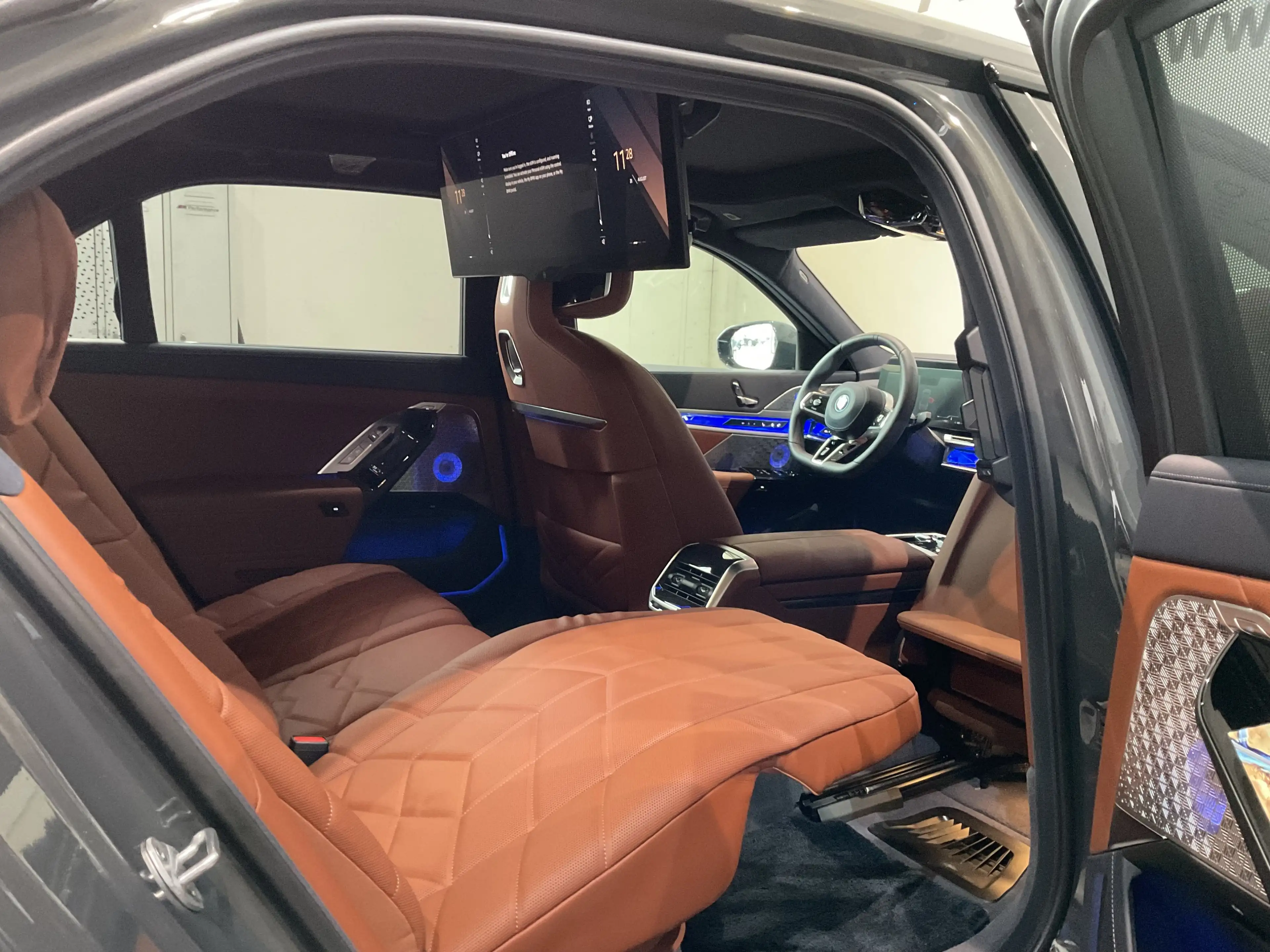BMW i7 xDrive60 M Sportpaket, Glasdach Sky Lounge, Fond-E — photo 10