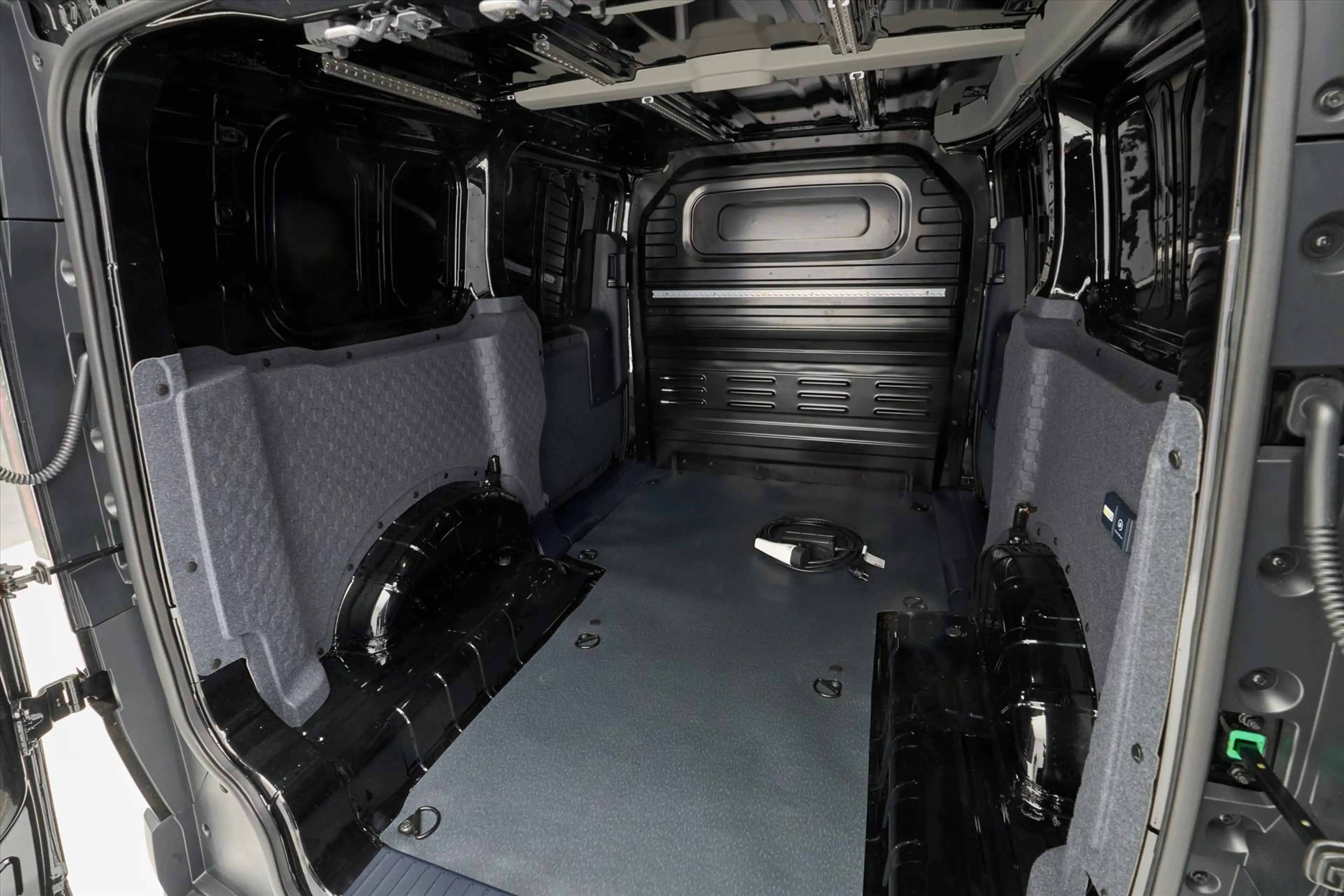 Kia PV5 Cargo 71,2 kWh 163pk L2H1 Elite Executive | Metallic Lak — photo 5