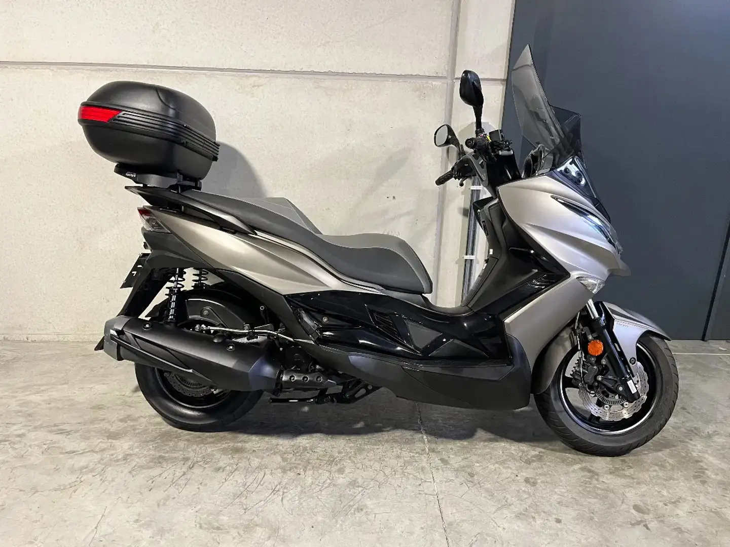 Kawasaki J300 luxescooter met topcase en toerscherm - 2