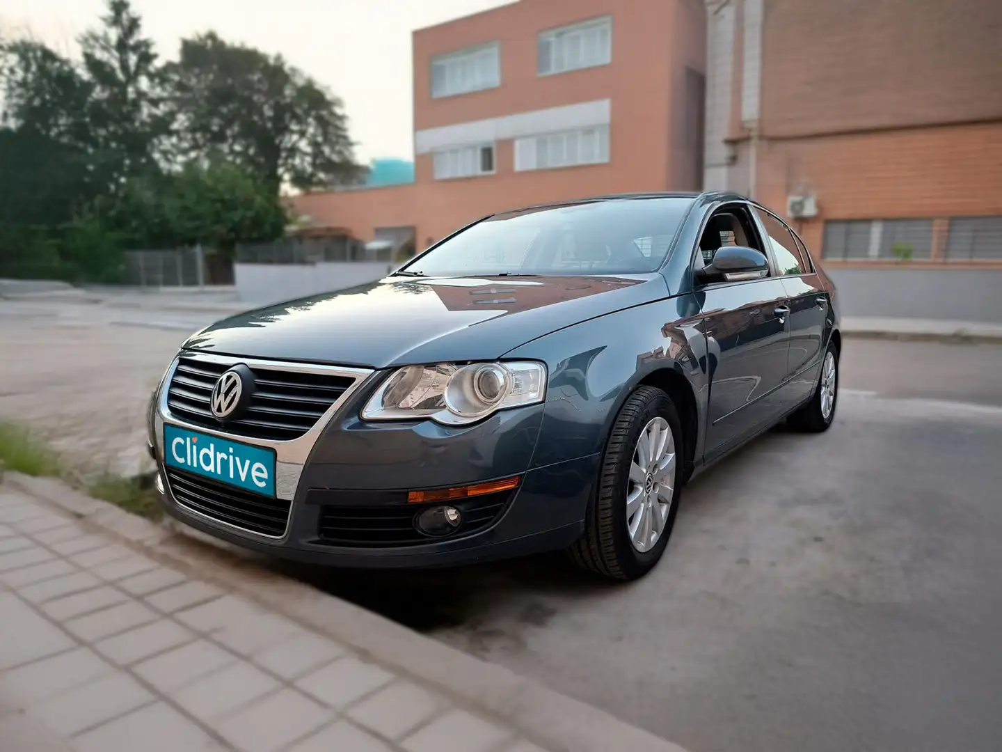 Volkswagen Passat 2.0TDI CR Advance Plus 110 Gris - 2