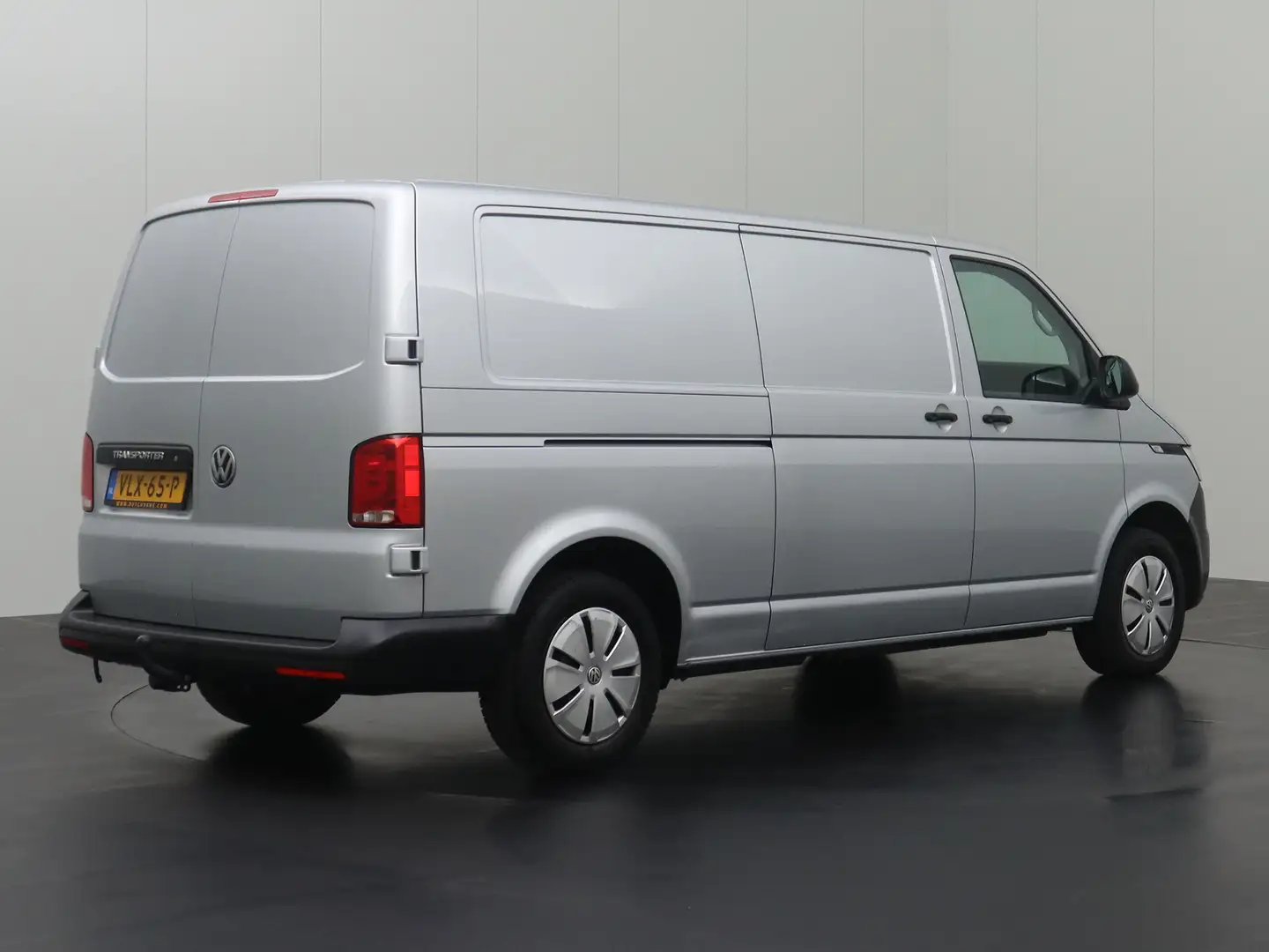 Volkswagen T6.1 Transporter 2.0TDI Lang Achterdeuren | Navigatie |3-Persoons | Zilver - 2
