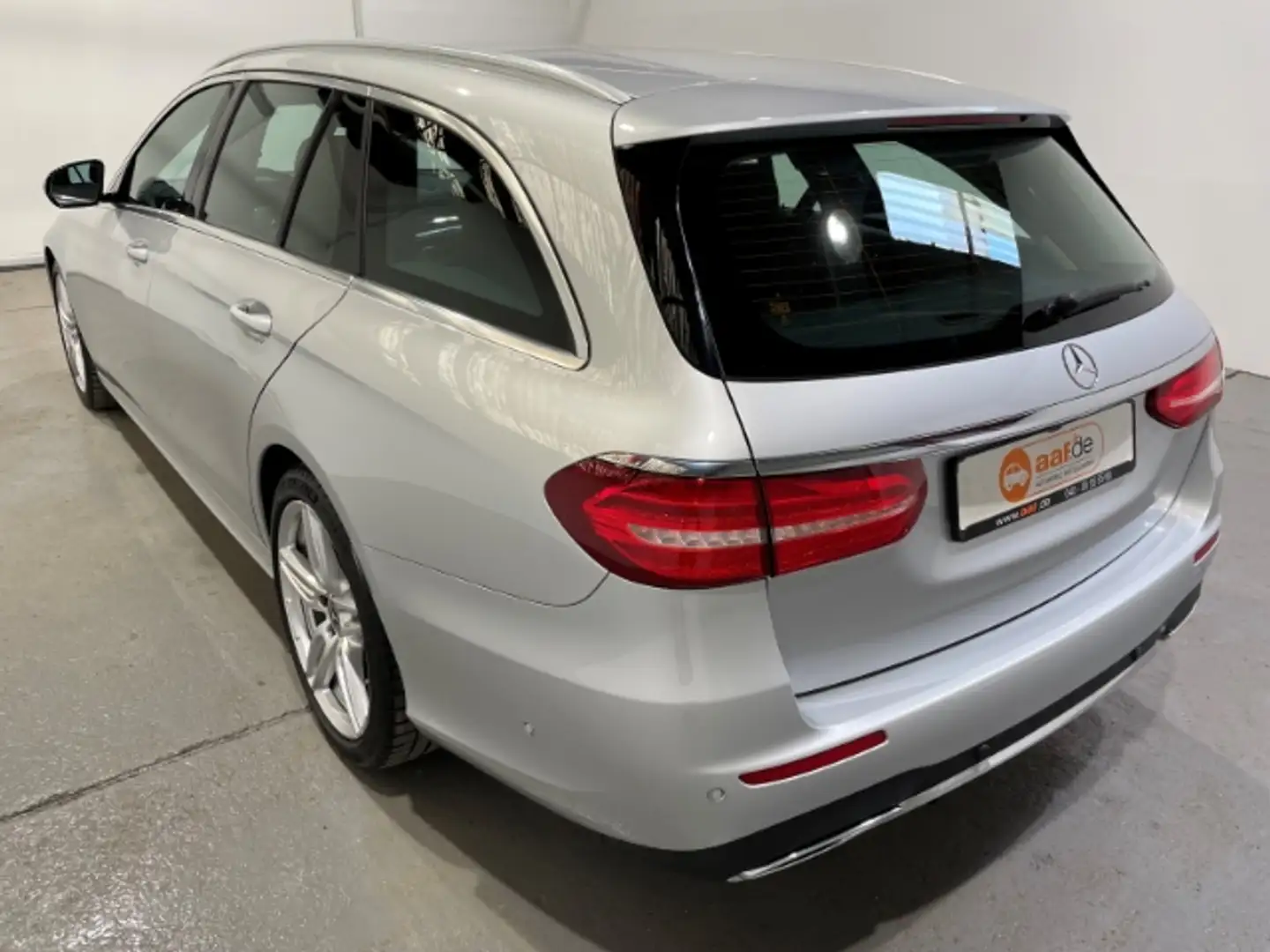 Mercedes-Benz E 400 Td 4M AMG-Line EU6d Leder Navi LED ACC StandHZG Srebrny - 2