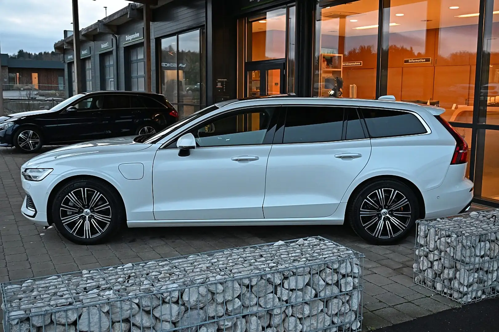 Volvo V60 T6 AWD Recharge PHEV Momentum Pro Geartronic AC... Blanc - 2