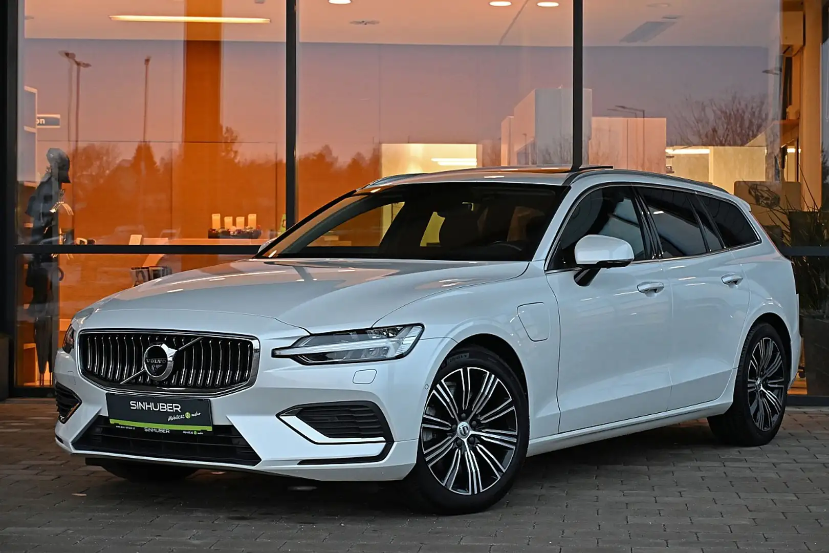 Volvo V60 T6 AWD Recharge PHEV Momentum Pro Geartronic AC... Blanc - 1