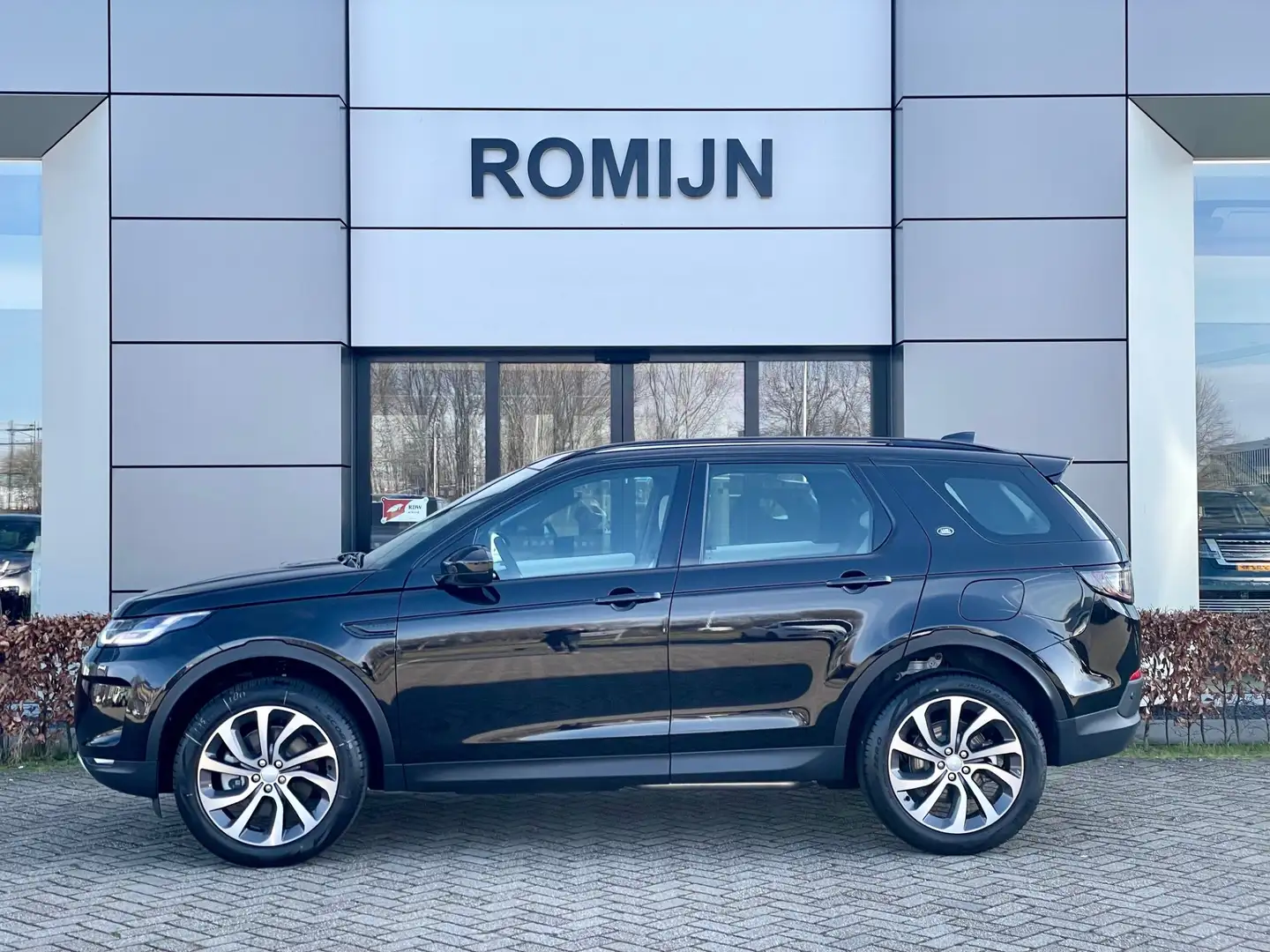 Land Rover Discovery Sport P300e 1.5 SE PANORAMADAK HUD NIEUW VOERTUIG Zwart - 2