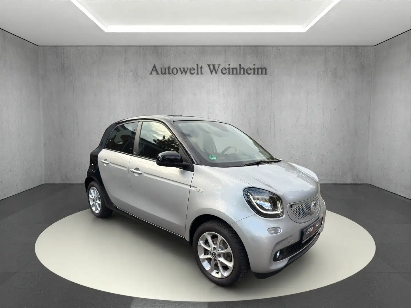 smart forFour FORFOUR°52kW°PANO°SHZ°PDC°NAV°TEMPOMAT°NUR47TKM° Silber - 1