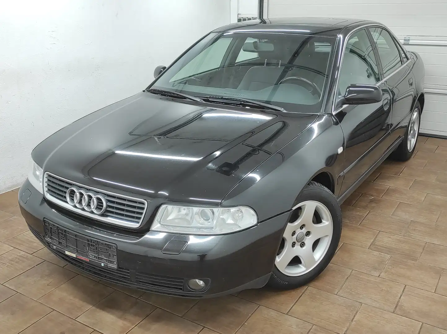 Audi A4 2.4 AUTOMATIK KLIMAA SHZ XENON S-LINE ALU SERVO ZV Schwarz - 1