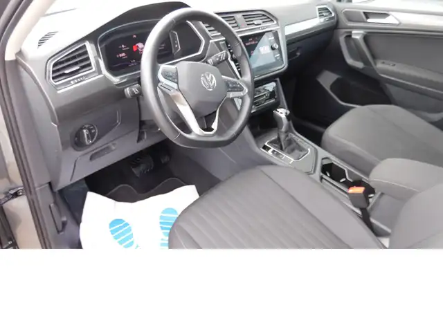 Volkswagen Tiguan Allspace view 8