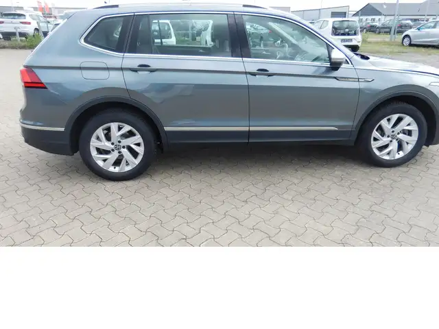 Volkswagen Tiguan Allspace view 2