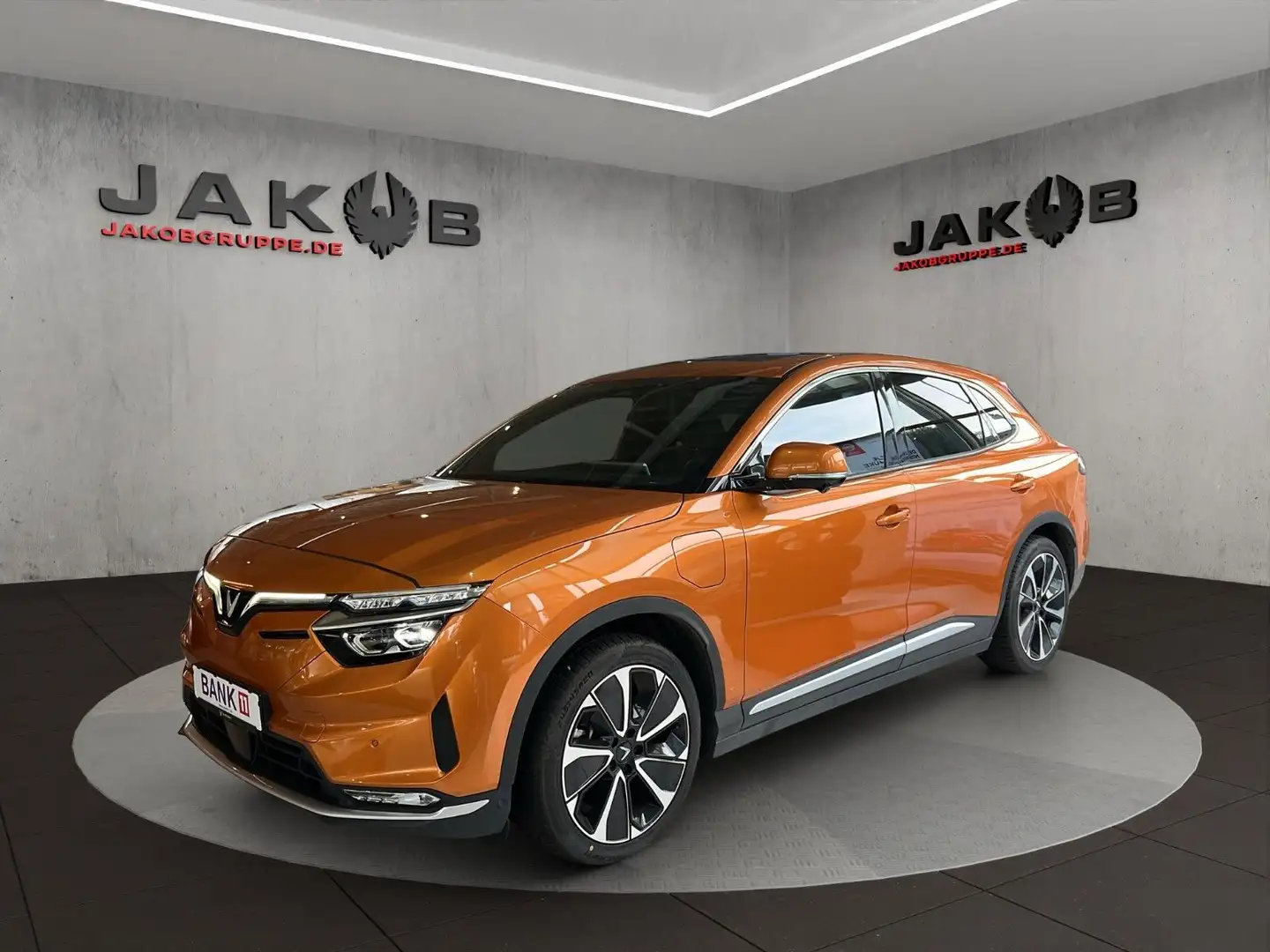 VinFast VF8 Orange - 1