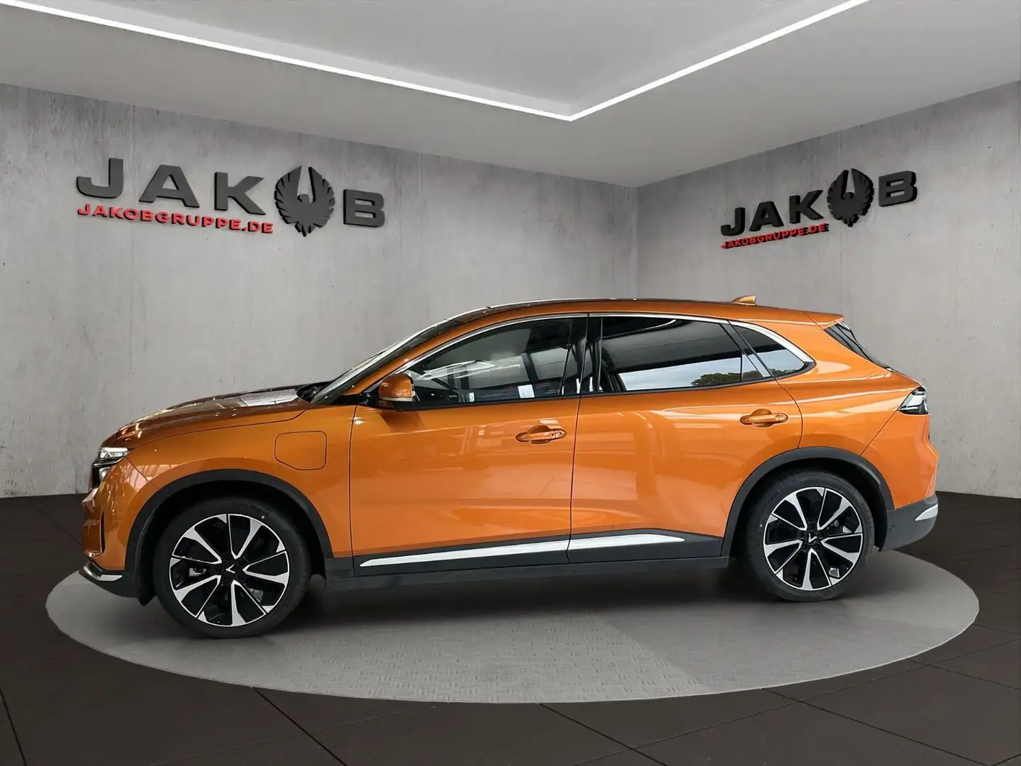 VinFast VF8 Orange - 2