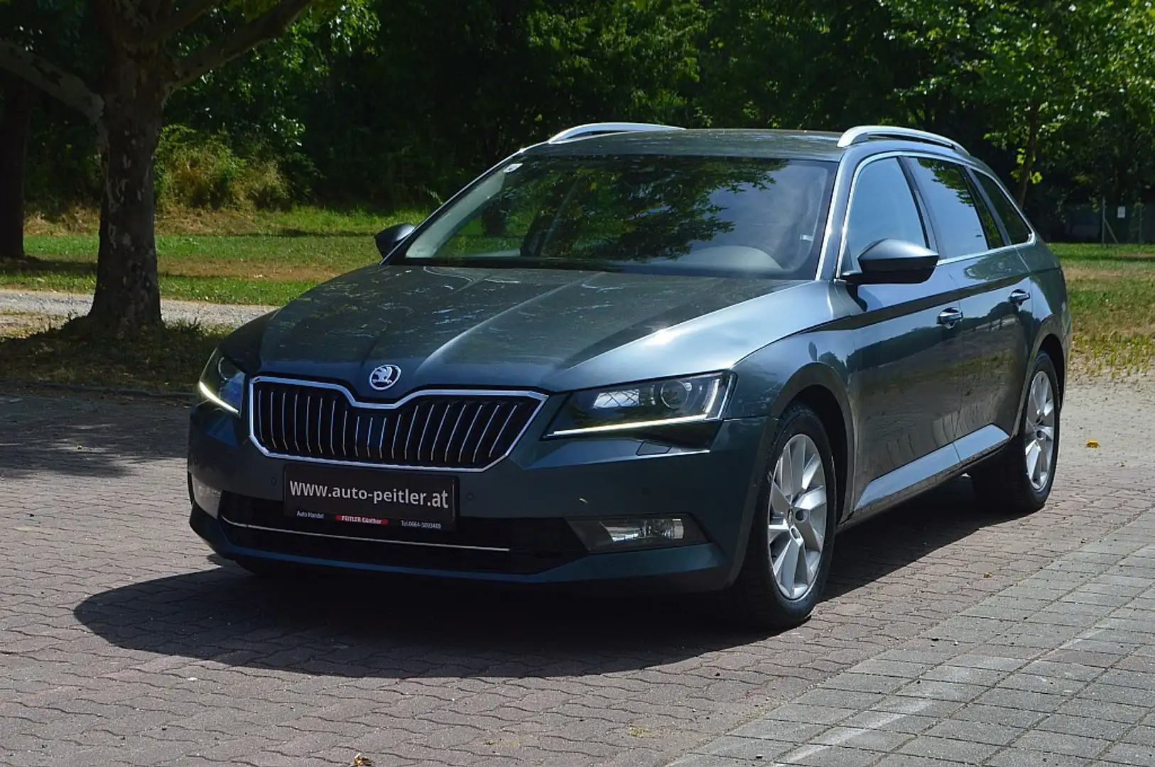 Skoda Superb Kombi 1,6+AHK+NAVI+XENON+SHZ Gri - 2
