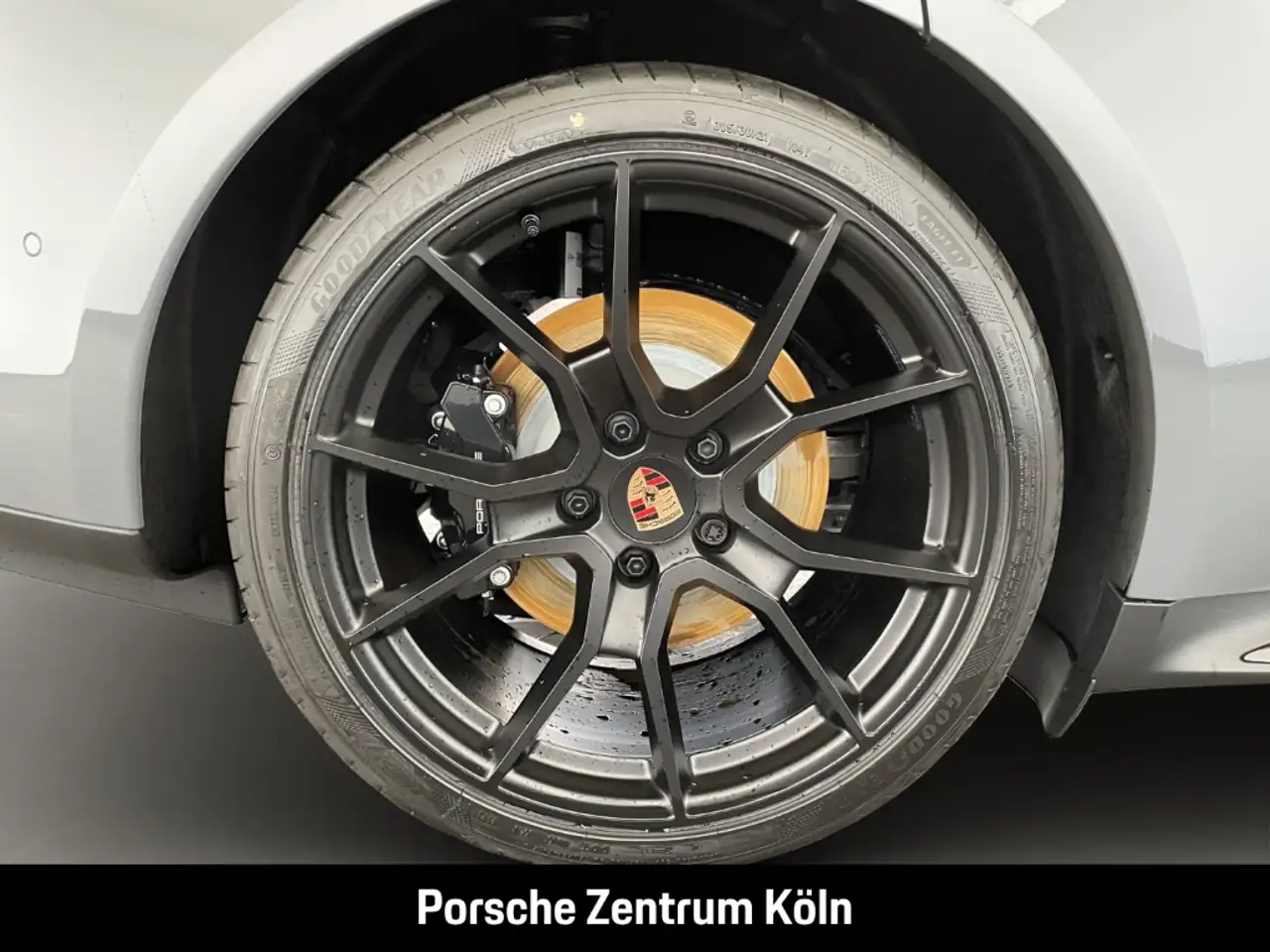 Porsche Taycan GTS HA-Lenkung InnoDrive Soft-Close 11