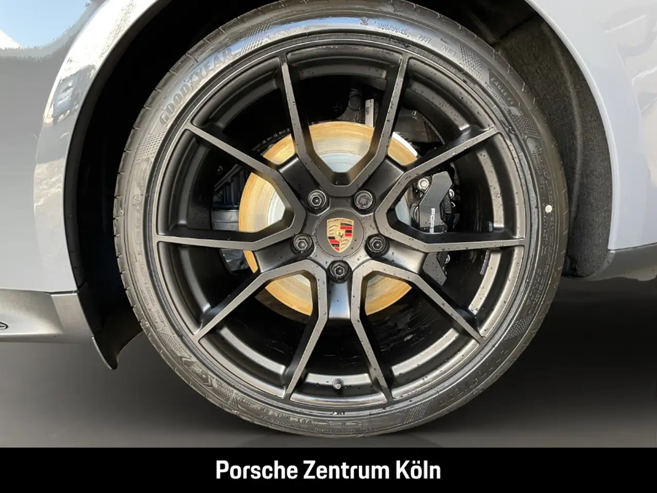 Porsche Taycan GTS HA-Lenkung InnoDrive Soft-Close 10