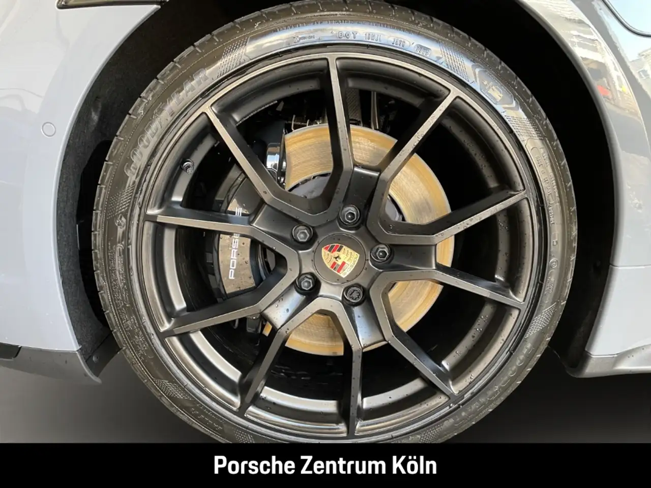 Porsche Taycan GTS HA-Lenkung InnoDrive Soft-Close 9