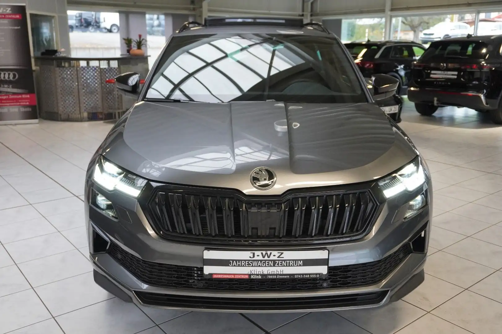 Skoda Karoq Sportline 1.5 TSI DSG*AHK*PANO*MATRIX*KEYL Grau - 2