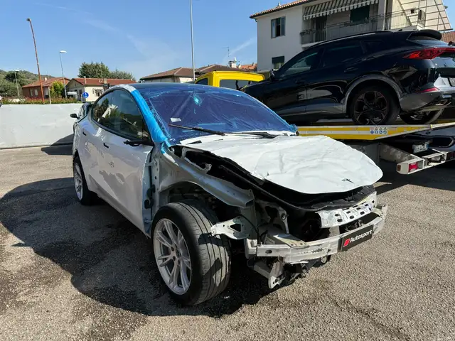 Tesla Model Y Model Y Long Range Dual motor ! incidentata !