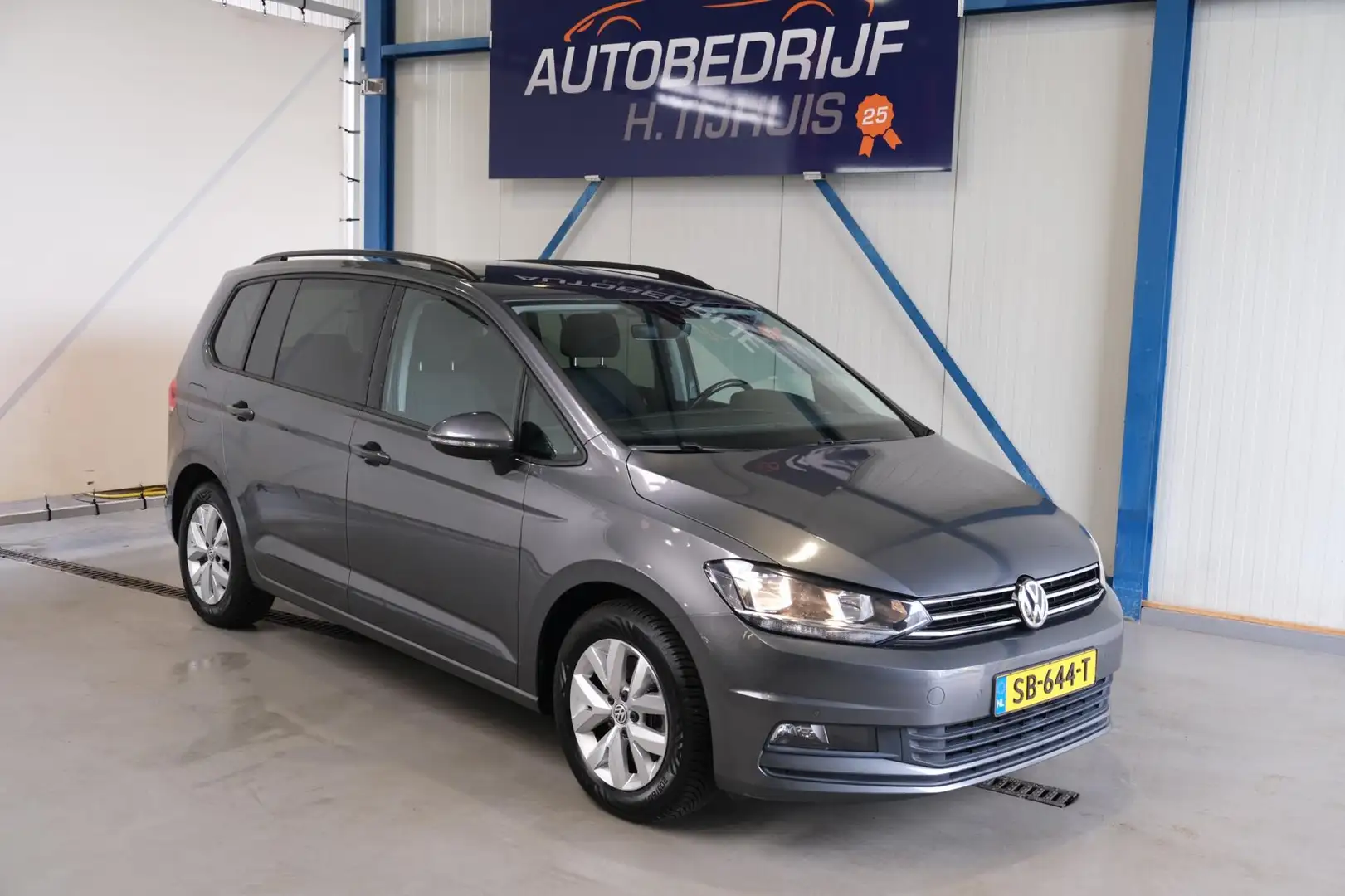 Volkswagen Touran 1.2 TSI Comfortline 7p - N.A.P. Airco, Cruise, Nav Grijs - 1