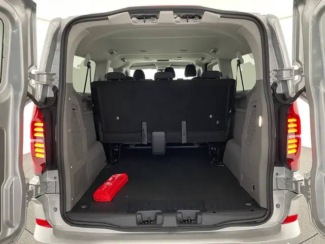 Volkswagen Caravelle view 8