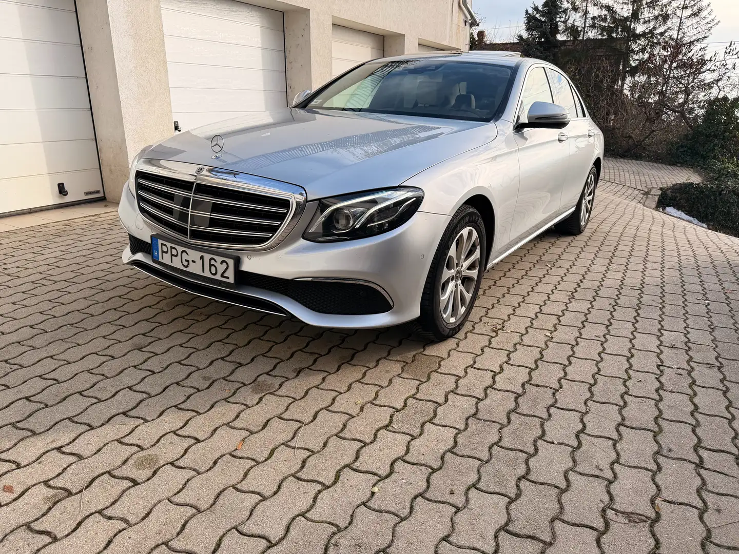 Mercedes-Benz E 220 E 220 d 4Matic 9G-TRONIC Silber - 1