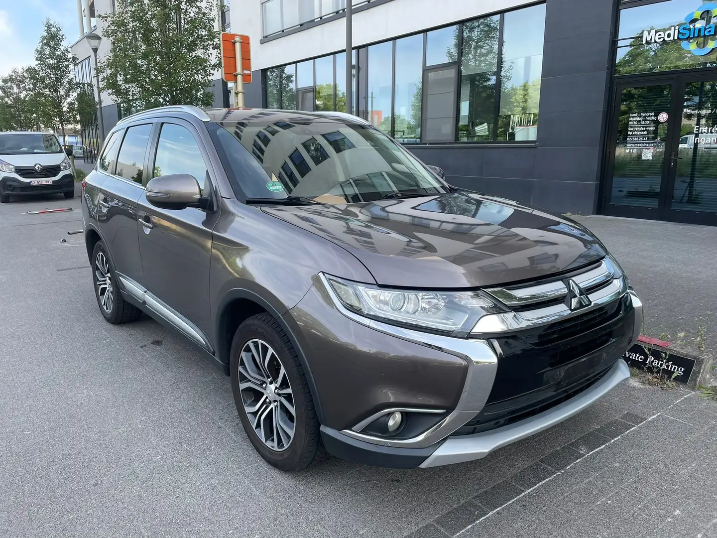 Mitsubishi Outlander 2.2 DI-D 2WD Diamond Edition 7 Pl. Gris - 2