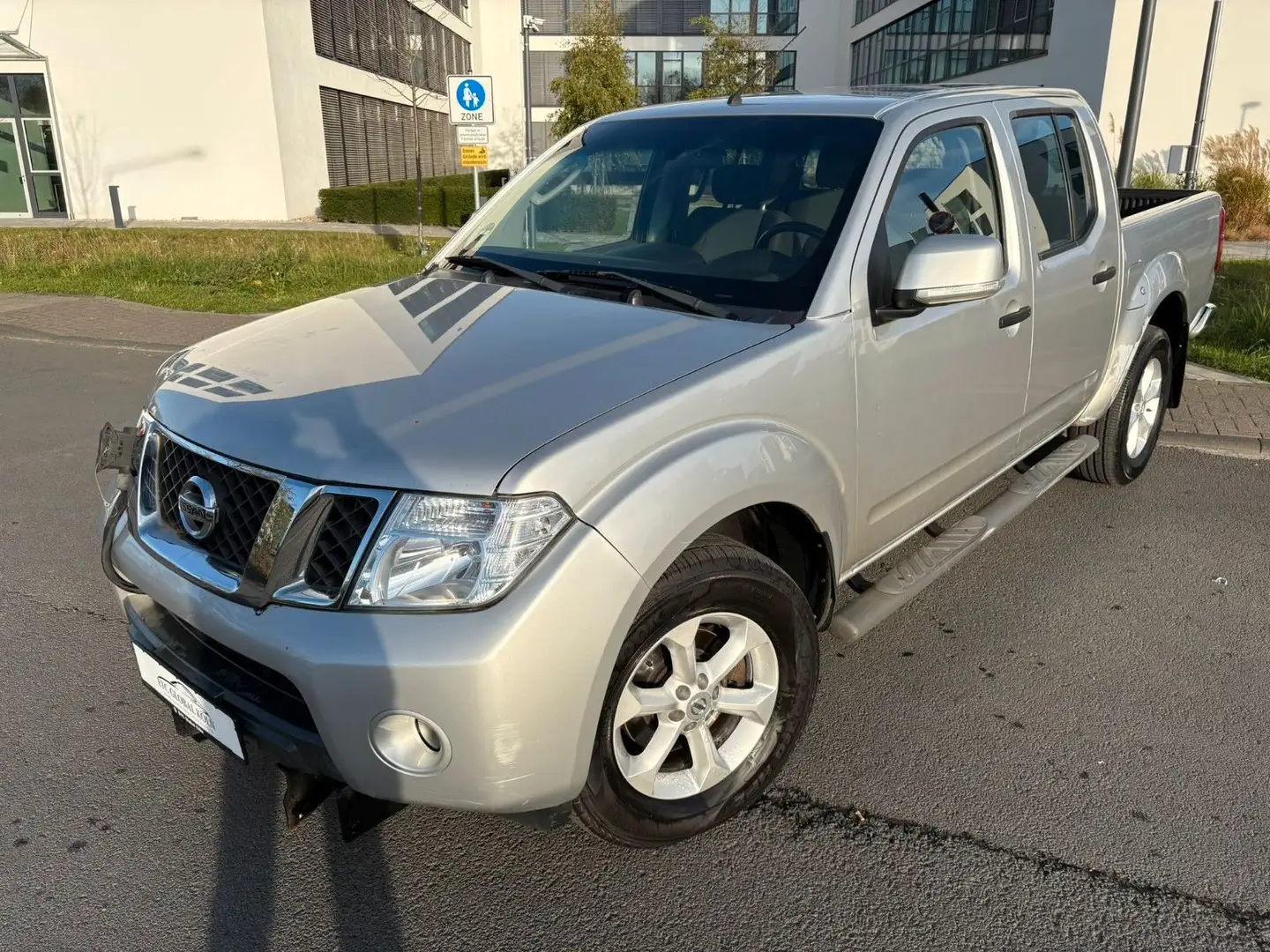 Nissan Navara Double Cab SE 4X4,Automatik,Winterdienst Silber - 2