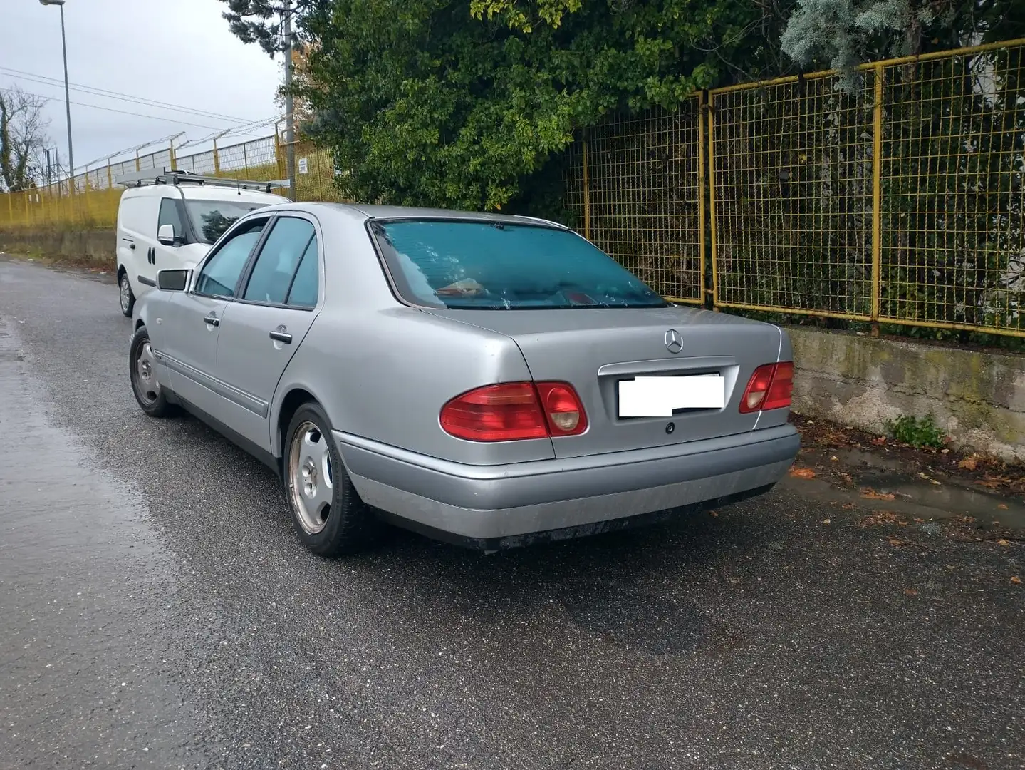 Mercedes-Benz 210/310 E ws210 - 2