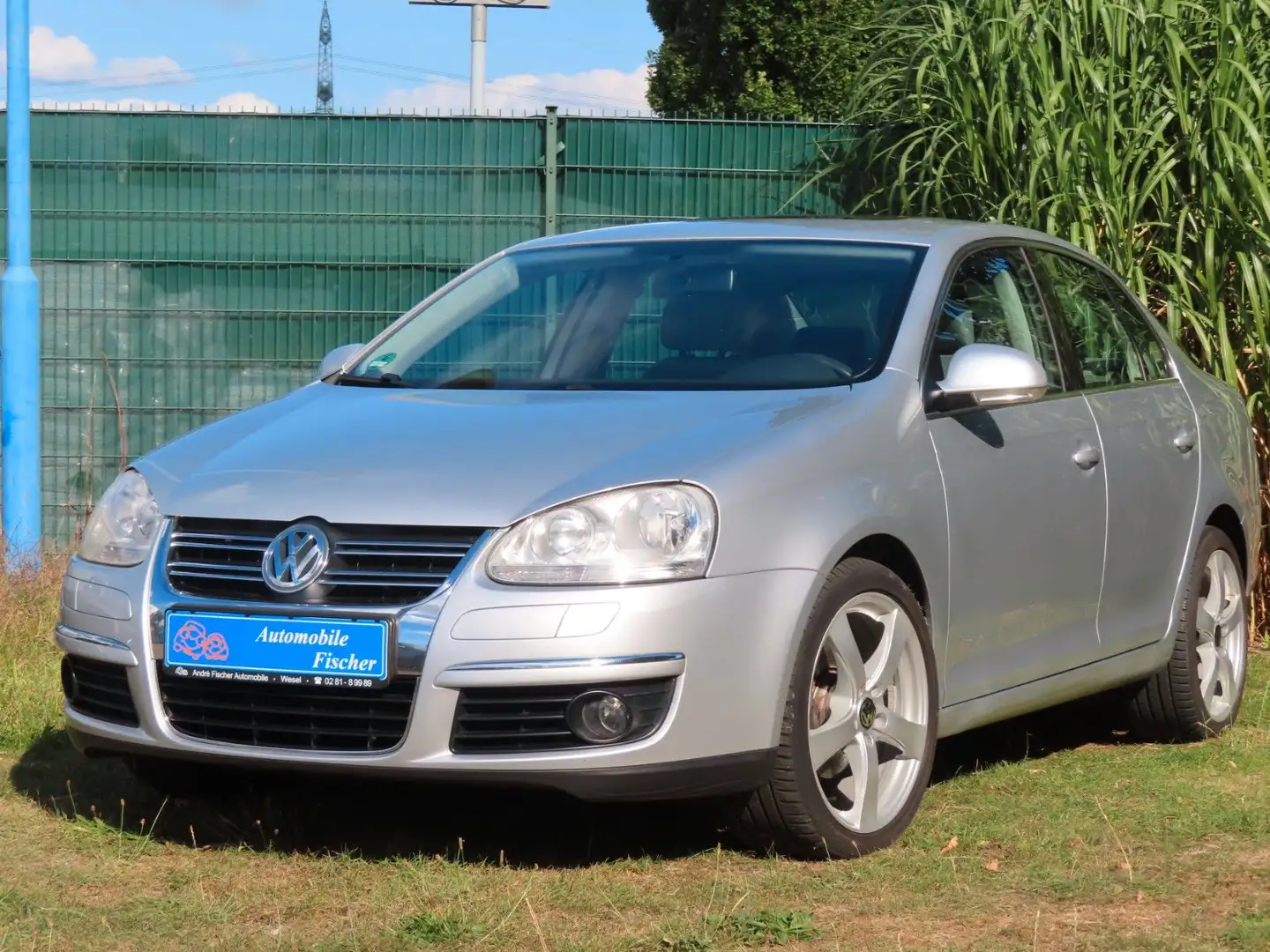 Volkswagen Jetta V 1,6 Comf.  Automatik-Klima-Schiebedach Silber - 1
