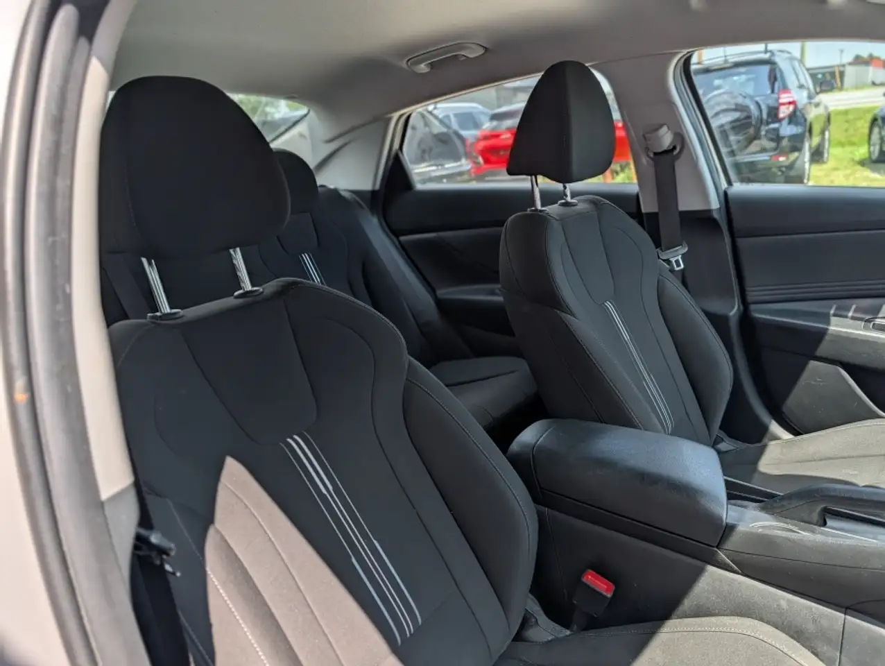 Hyundai ELANTRA photo Hyundai ELANTRA