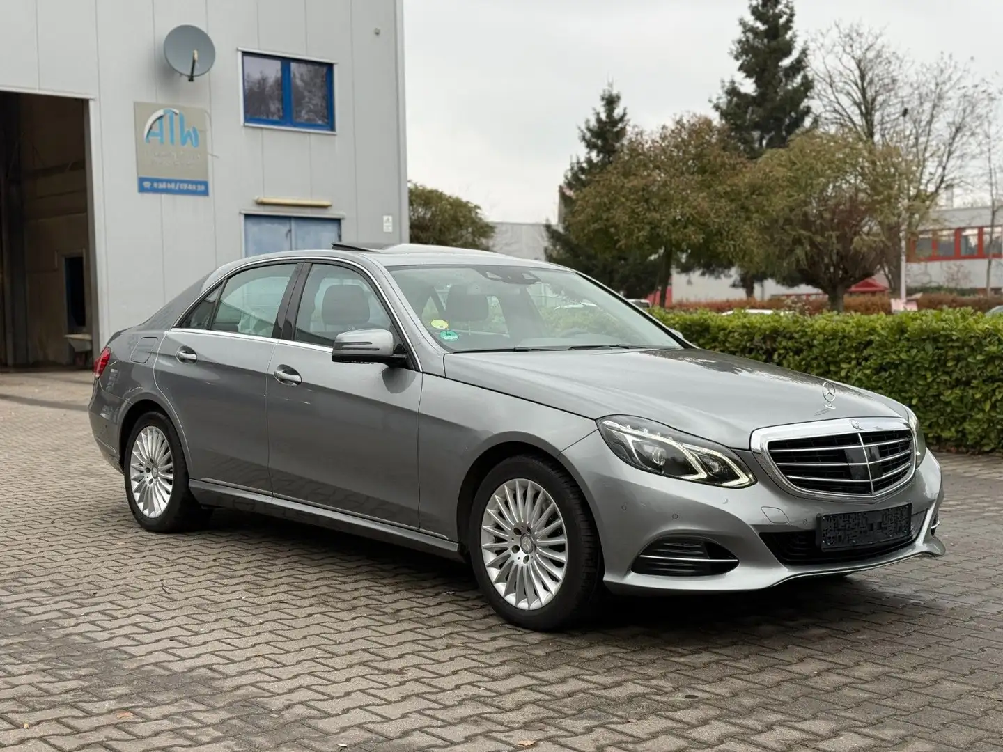 Mercedes-Benz E 300 Lim. BlueTec Schiebedach*LED*Navi*Kamera Silber - 1