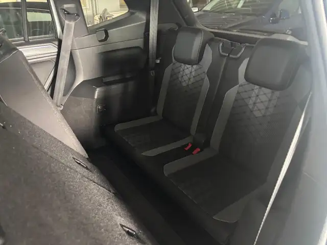 Volkswagen Tiguan Allspace view 13