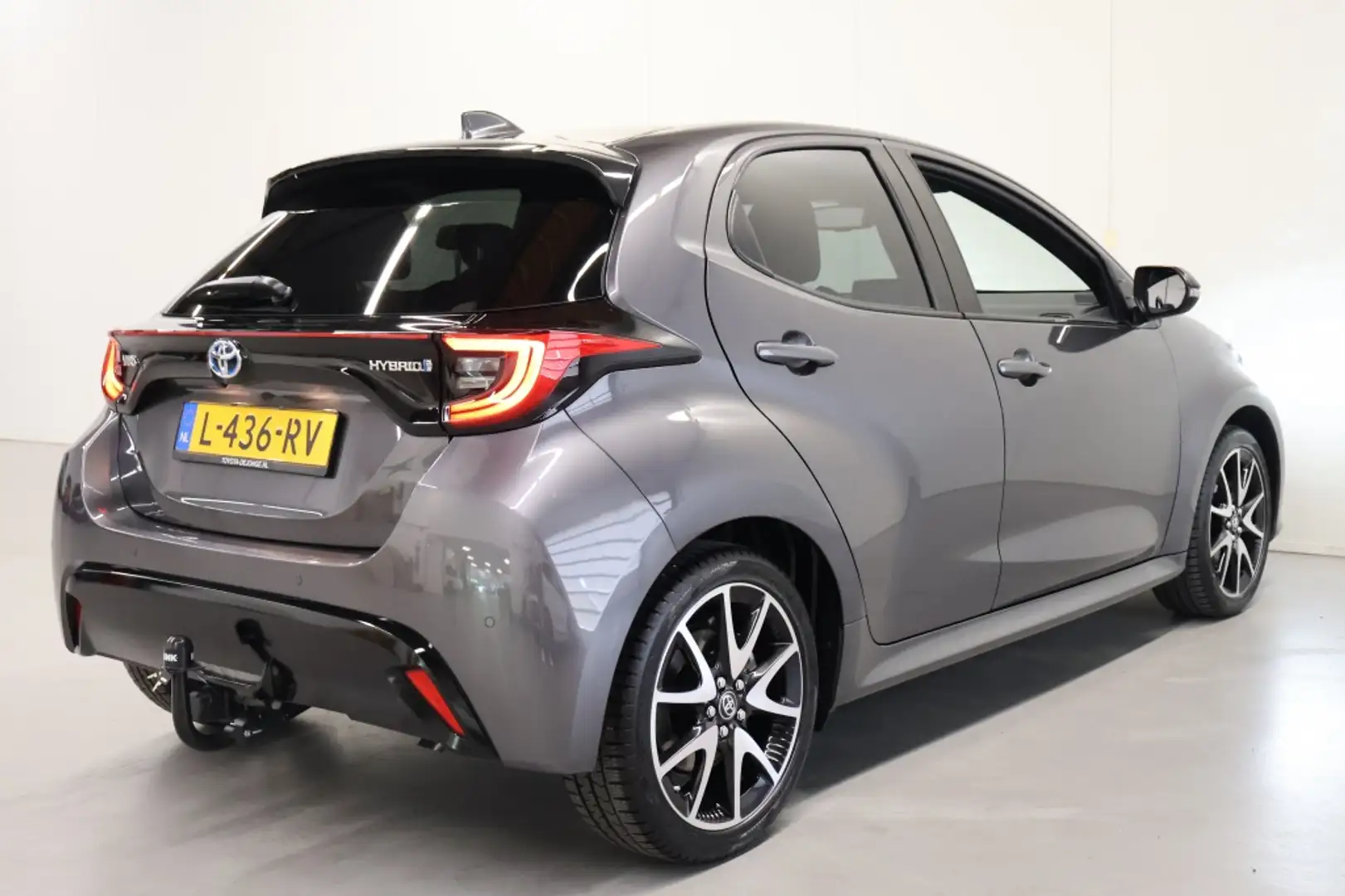 Toyota Yaris 1.5 Hybrid Executive Grijs - 2