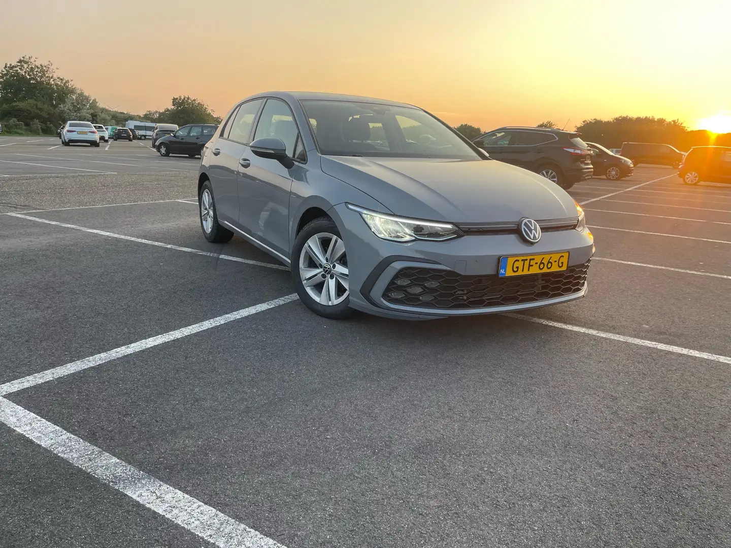 Volkswagen Golf 1.0 eTSI Life Bns Grijs - 1