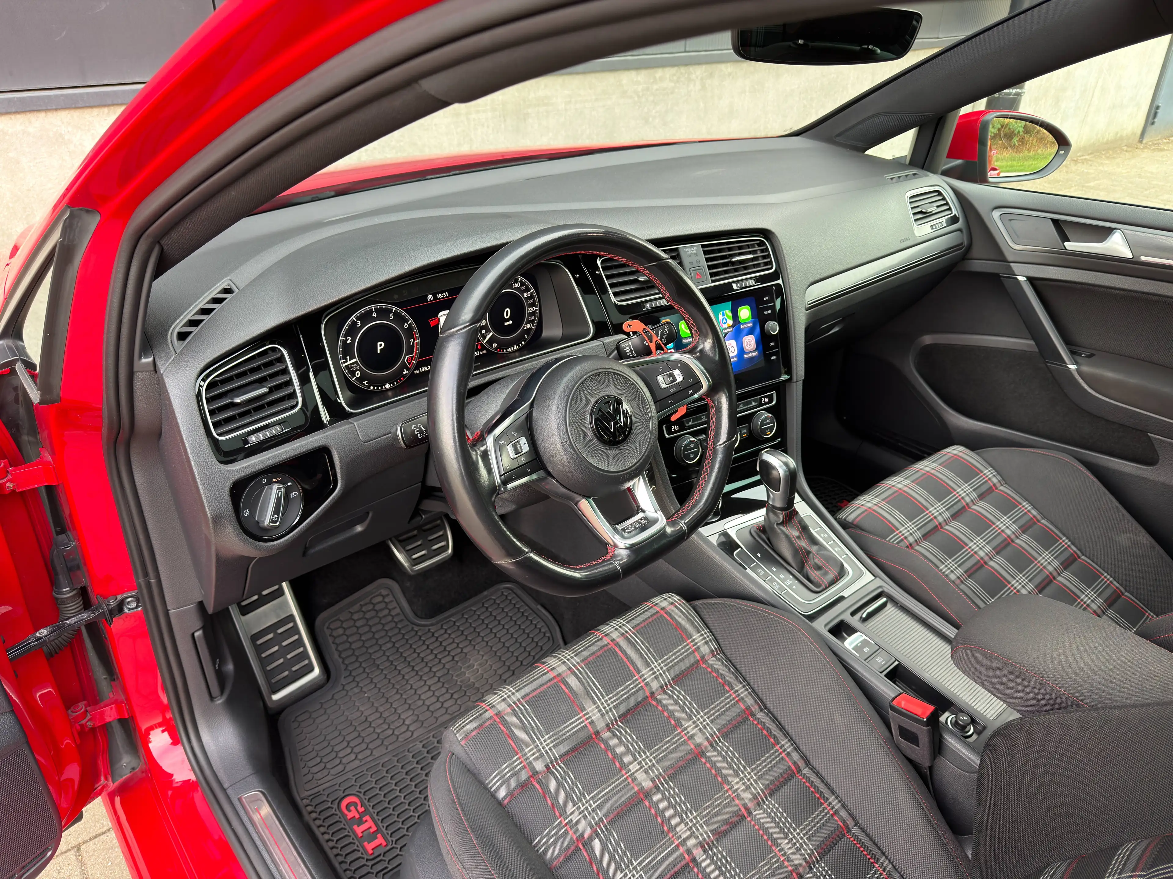 Volkswagen Golf GTI Golf 2.0 TSI Performance DSG — photo 11