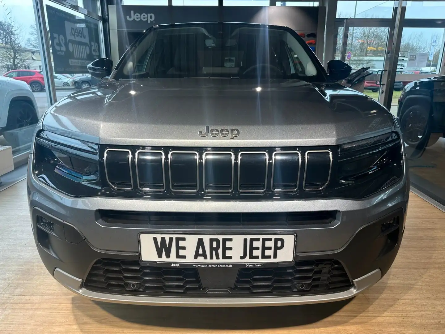 Jeep Avenger 1.2 DCT6 e-Hybrid Altitude MHEV Grau - 2