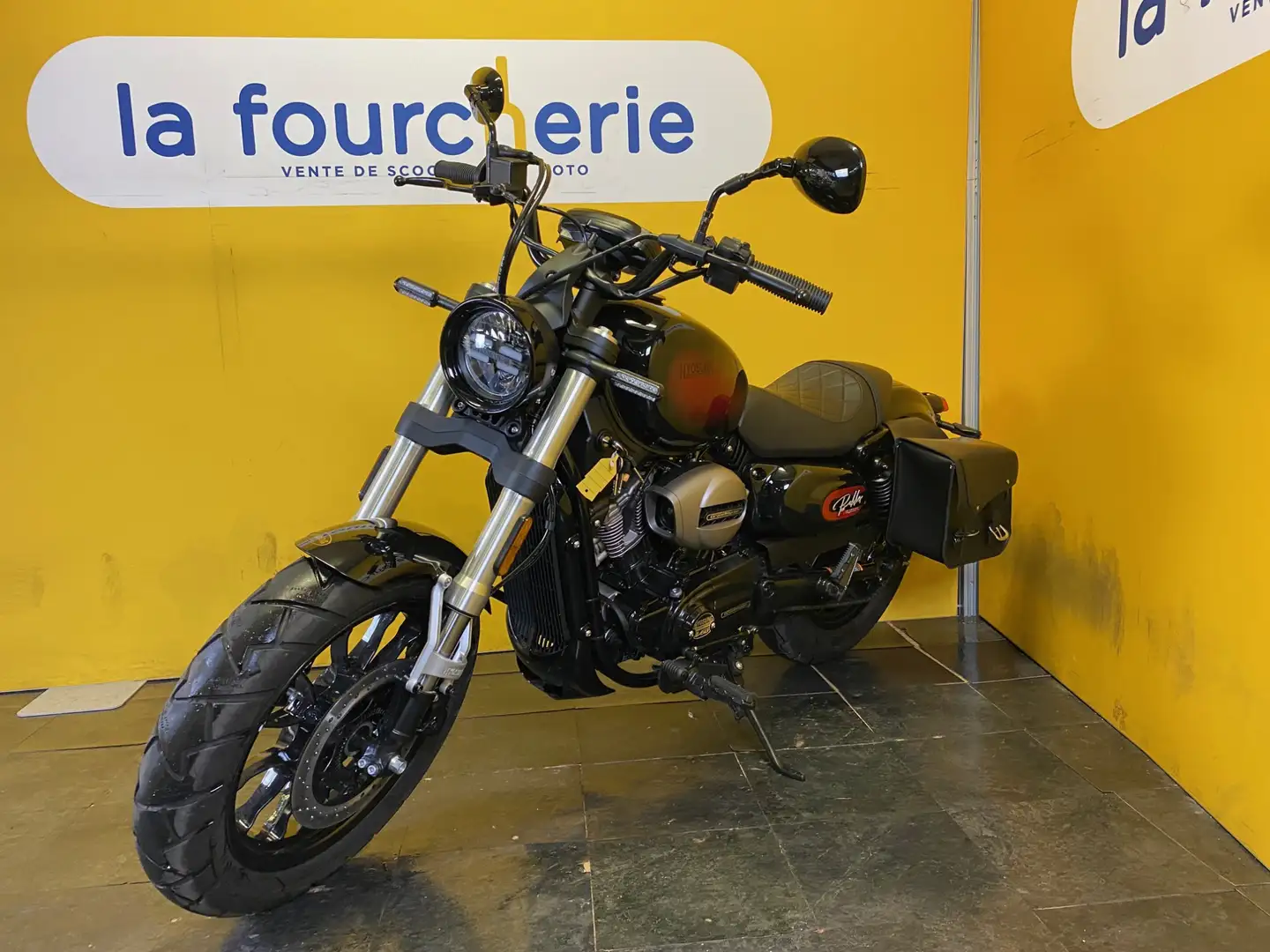 Hyosung GV 125 Noir - 1