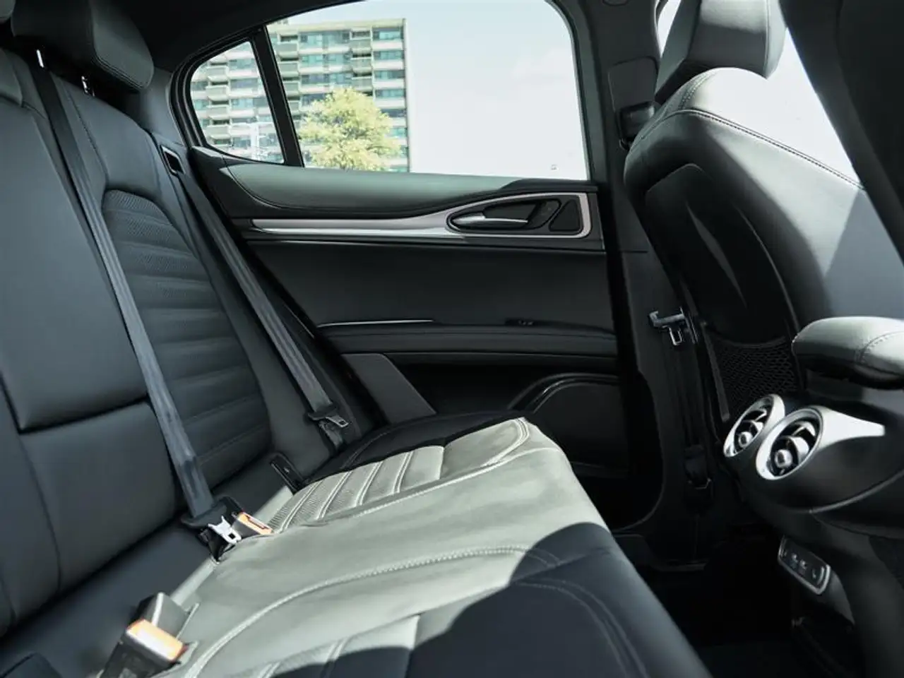 Alfa Romeo Stelvio снимка Alfa Romeo Stelvio