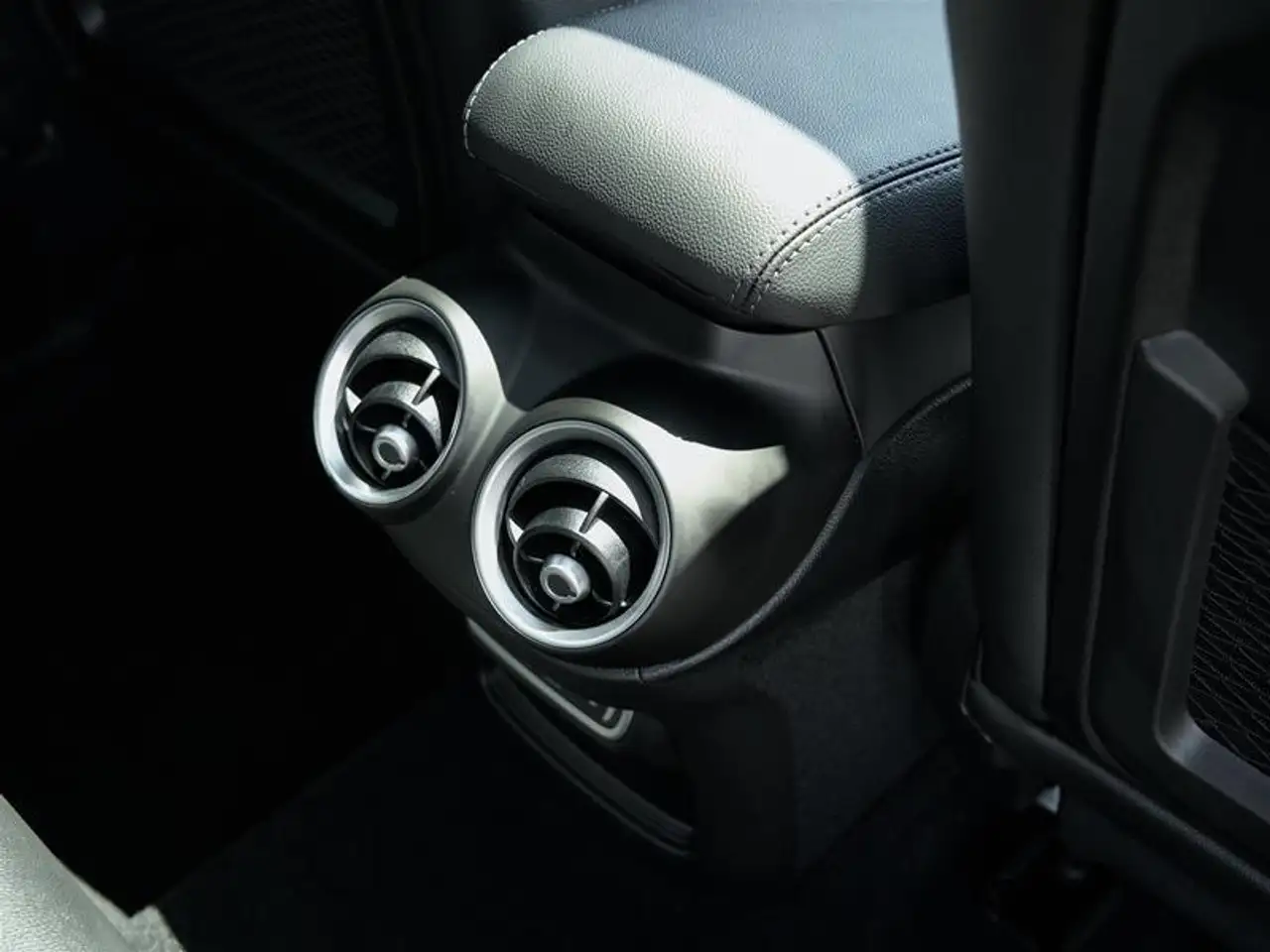 Alfa Romeo Stelvio снимка Alfa Romeo Stelvio