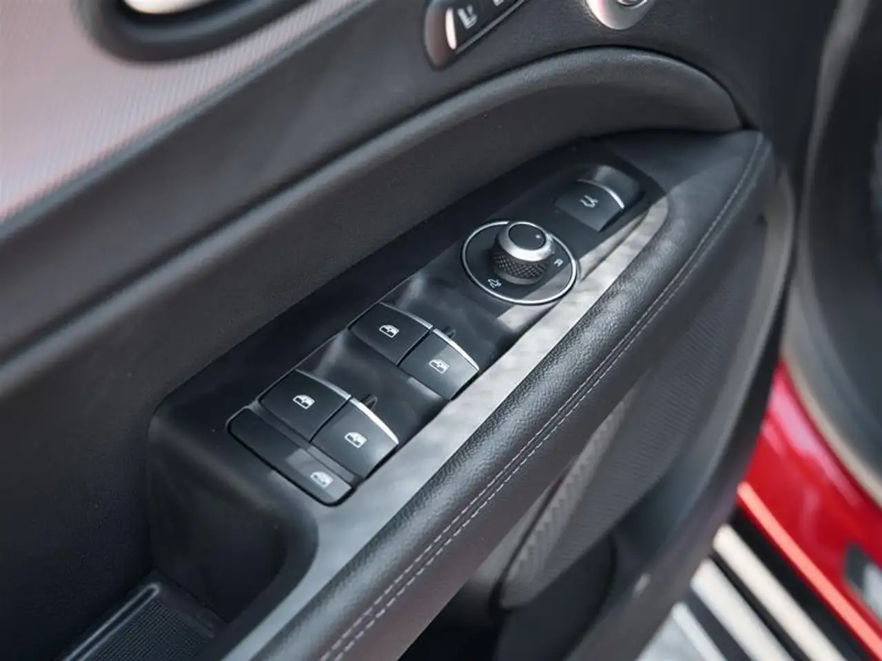 Alfa Romeo Stelvio снимка Alfa Romeo Stelvio