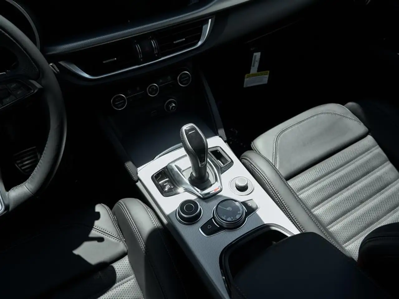 Alfa Romeo Stelvio снимка Alfa Romeo Stelvio